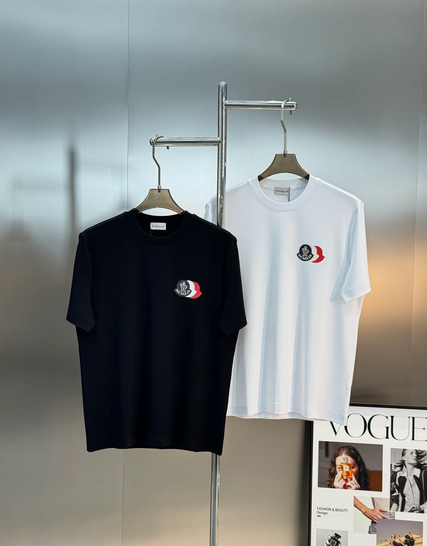 P160 Moncler 25s new modal T-shirt. Brand letter logo printing design. Three-layer three-dimensional classic. Presenting something special. Clean, refreshing, simple and generous. Recommended items for any age [Fireworks] regular version! Customized 250g modal comb fabric, the surface is skin-friendly and smooth, and the body is as comfortable as a baby! Color: Black. White. Size: s-xxl