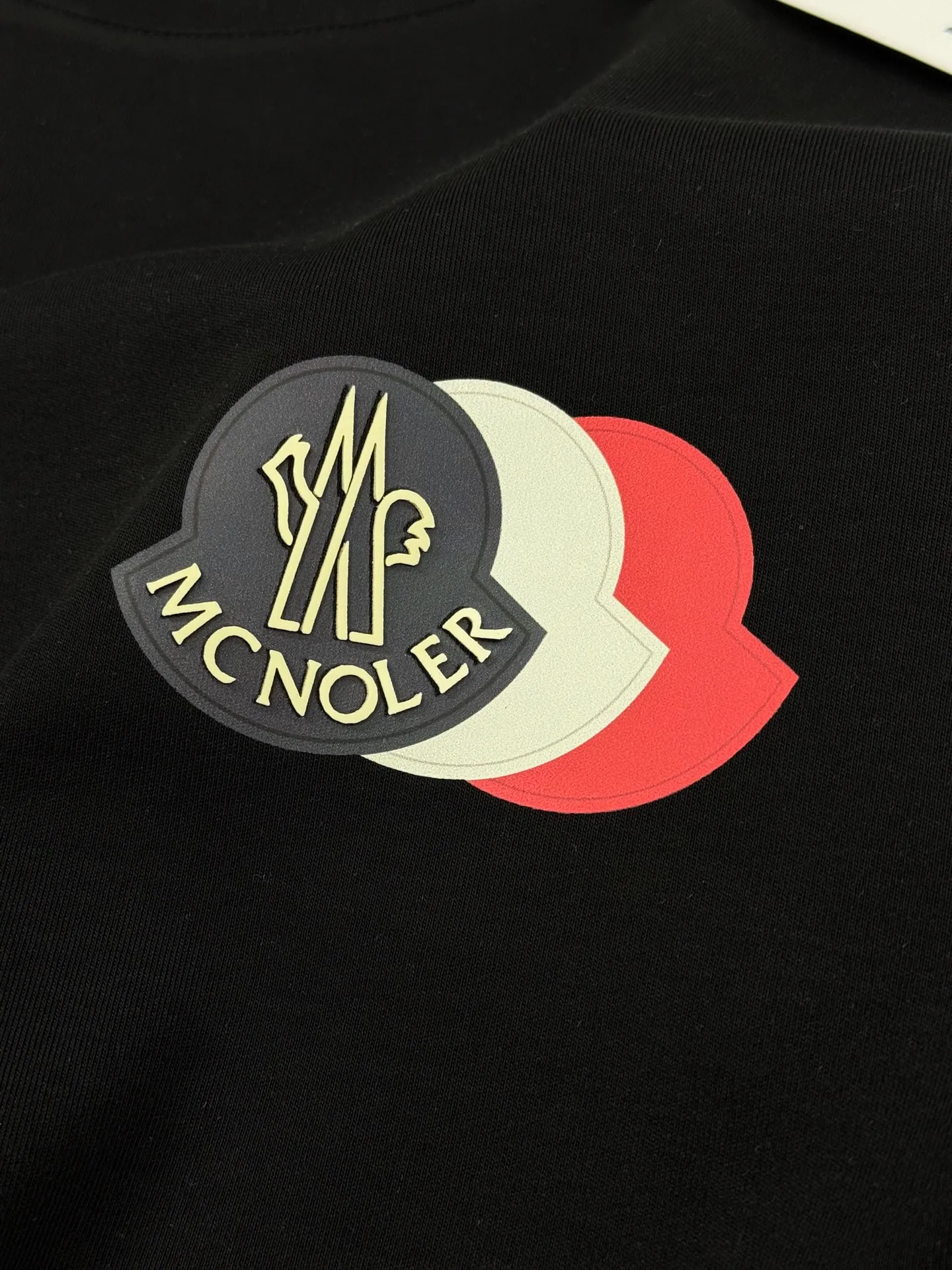 P160 Moncler 25s new modal T-shirt. Brand letter logo printing design. Three-layer three-dimensional classic. Presenting something special. Clean, refreshing, simple and generous. Recommended items for any age [Fireworks] regular version! Customized 250g modal comb fabric, the surface is skin-friendly and smooth, and the body is as comfortable as a baby! Color: Black. White. Size: s-xxl