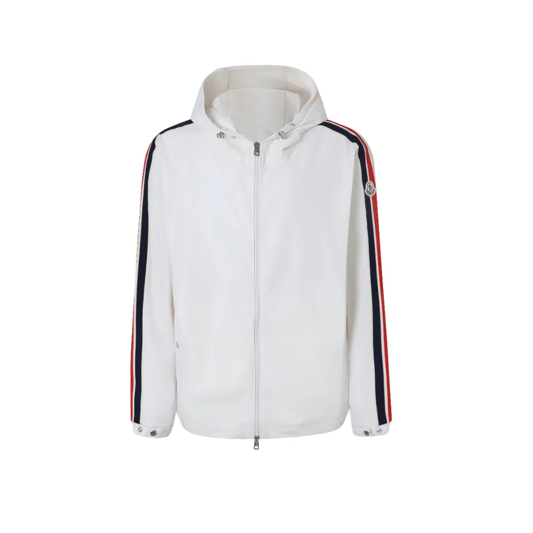 P540 MONCLER web-trimmed lightweight jacket Fabric selection: 100% polyester fiber is used to create a tough protective outer layer. It is known for its excellent tear resistance and wear resistance. It can quickly return to flatness during wearing and maintain the crisp and stylish appearance of the clothing for a long time. At the same time, it is not easy to deform after being washed for a long time.   Features: Two different colored decorative strips added to the center part of the sleeves. This design element can not only add visual highlights to clothing, making it more fashionable and unique. Craftsmanship: The webbing is precisely positioned along the cuffs to the seam of the collar and hat to ensure symmetry and overall smoothness. Before actual sewing, use very fine basting stitches for pre-fixing. This step is crucial to prevent the webbing from slipping, twisting, or wrinkling during sewing and ensuring that the final stitch is straight and perfect.  Accessories: 1:1 customized zipper puller, 1:1 customized buttons with logo, 1:1 customized hood drawstring elastic buckle SIZE: 1 2 3 4