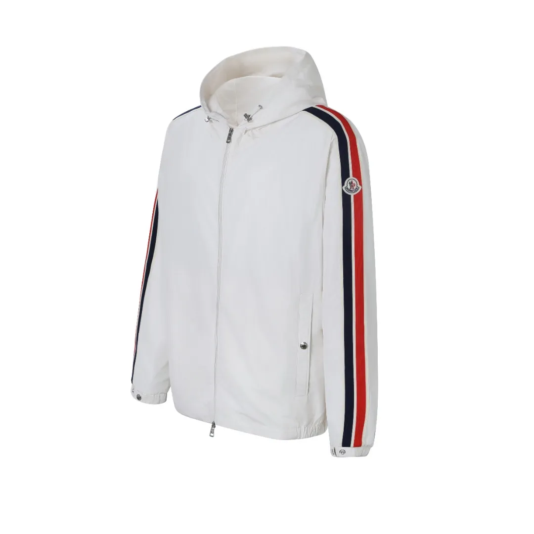 P540 MONCLER web-trimmed lightweight jacket Fabric selection: 100% polyester fiber is used to create a tough protective outer layer. It is known for its excellent tear resistance and wear resistance. It can quickly return to flatness during wearing and maintain the crisp and stylish appearance of the clothing for a long time. At the same time, it is not easy to deform after being washed for a long time.   Features: Two different colored decorative strips added to the center part of the sleeves. This design element can not only add visual highlights to clothing, making it more fashionable and unique. Craftsmanship: The webbing is precisely positioned along the cuffs to the seam of the collar and hat to ensure symmetry and overall smoothness. Before actual sewing, use very fine basting stitches for pre-fixing. This step is crucial to prevent the webbing from slipping, twisting, or wrinkling during sewing and ensuring that the final stitch is straight and perfect.  Accessories: 1:1 customized zipper puller, 1:1 customized buttons with logo, 1:1 customized hood drawstring elastic buckle SIZE: 1 2 3 4