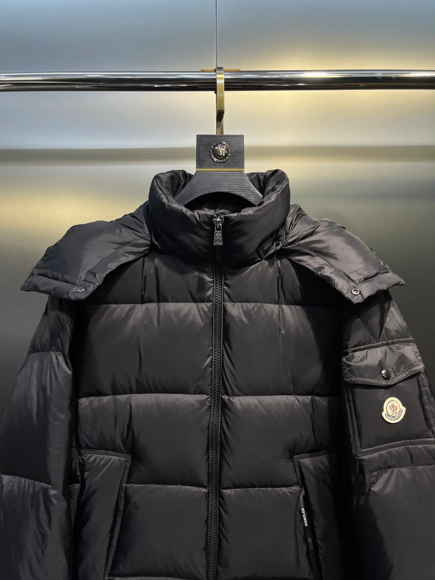 P880 moncler 🌟 Down jacket Montbeliard down is made of iconic lon laqué fabric, showing a gorgeous luster effect. Equipped with a removable hood, it can easily adapt to changing weather. The sleeve pockets inspired by Moner Maya are embellished to highlight the essence of the brand. High quality version of ribbon Maya with NFC chip shipped with dust bag color: black size: 12345
