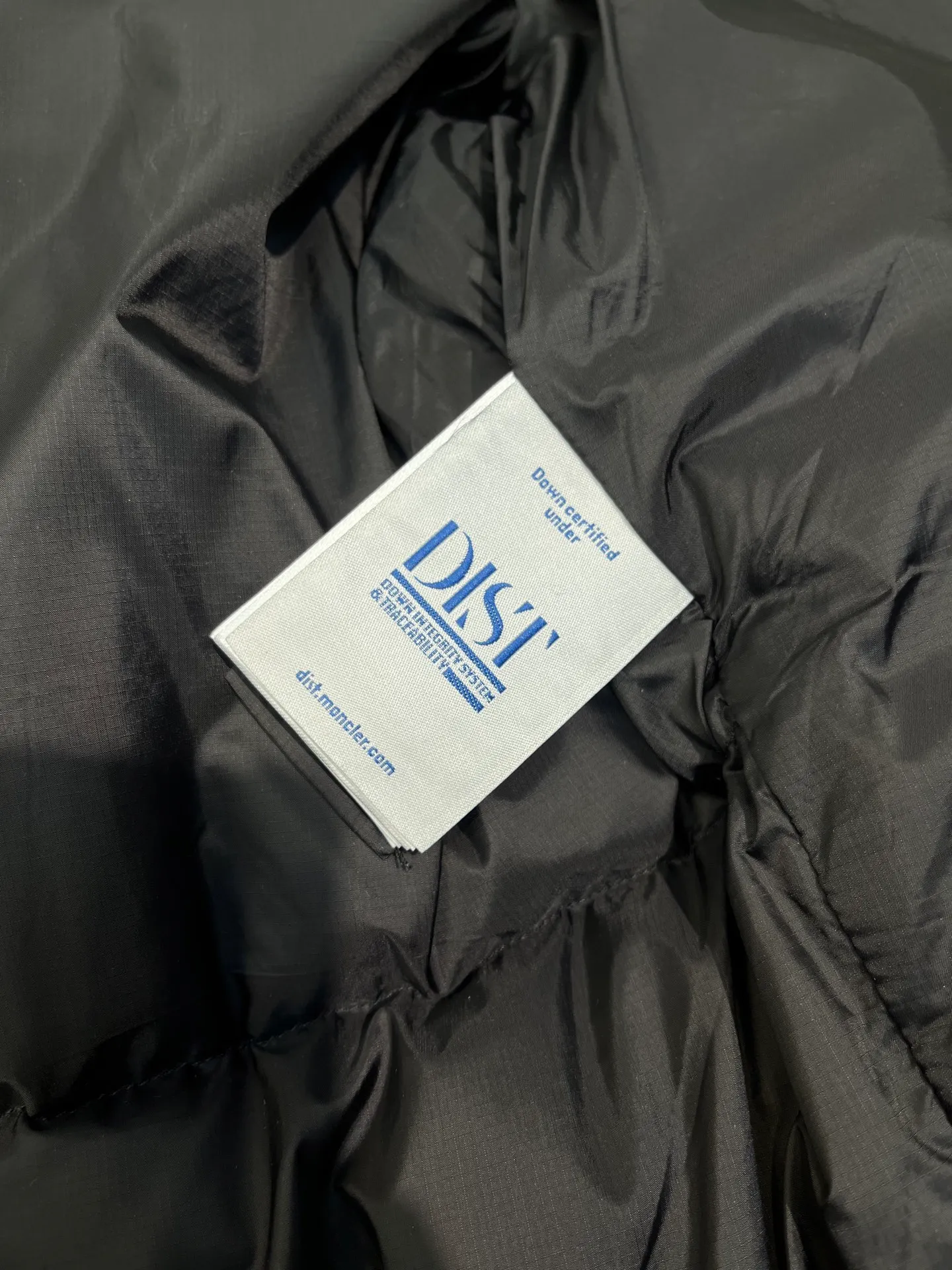 P880 moncler 🌟 Down jacket Montbeliard down is made of iconic lon laqué fabric, showing a gorgeous luster effect. Equipped with a removable hood, it can easily adapt to changing weather. The sleeve pockets inspired by Moner Maya are embellished to highlight the essence of the brand. High quality version of ribbon Maya with NFC chip shipped with dust bag color: black size: 12345