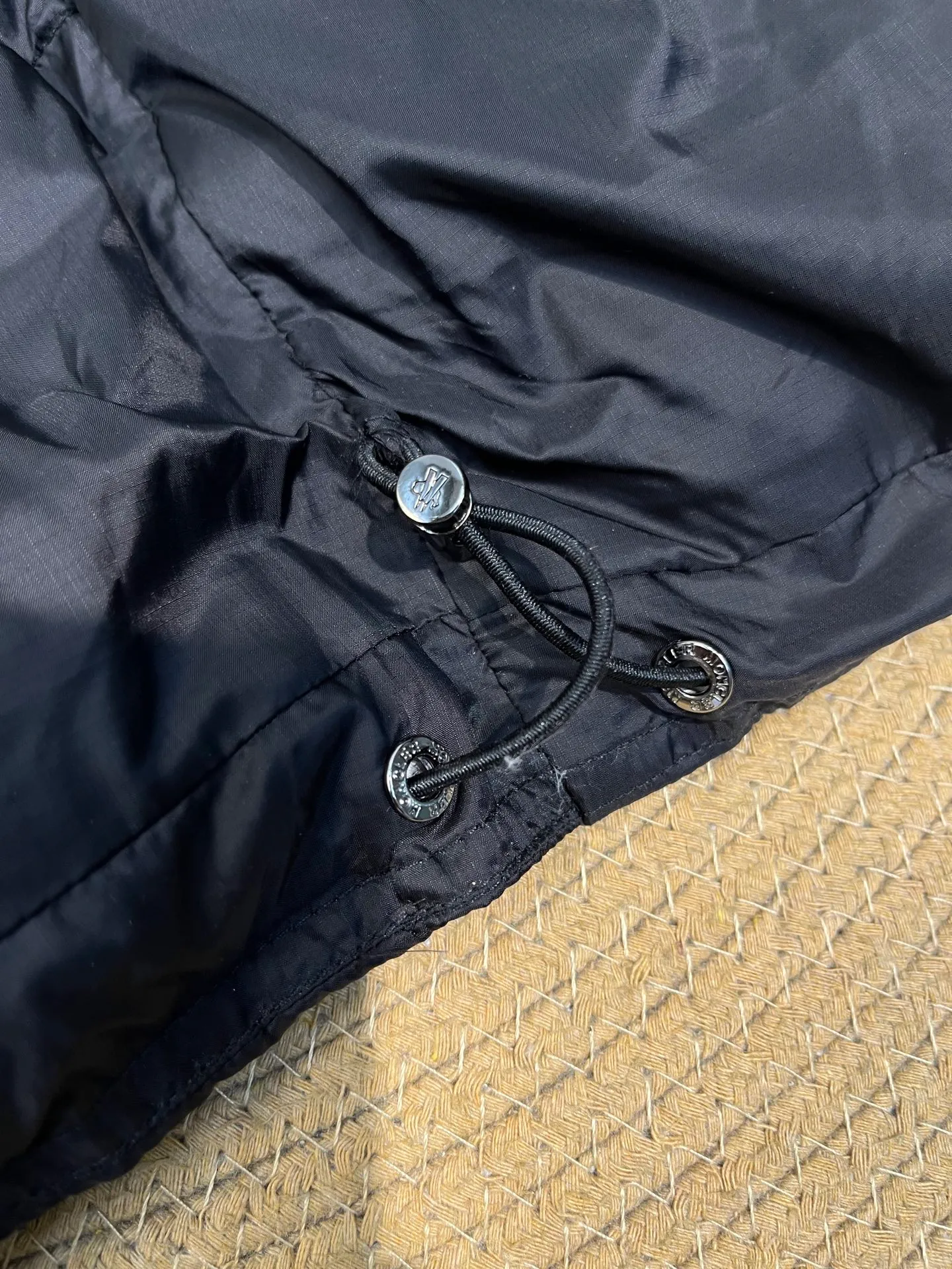 P880 moncler 🌟 Down jacket Montbeliard down is made of iconic lon laqué fabric, showing a gorgeous luster effect. Equipped with a removable hood, it can easily adapt to changing weather. The sleeve pockets inspired by Moner Maya are embellished to highlight the essence of the brand. High quality version of ribbon Maya with NFC chip shipped with dust bag color: black size: 12345