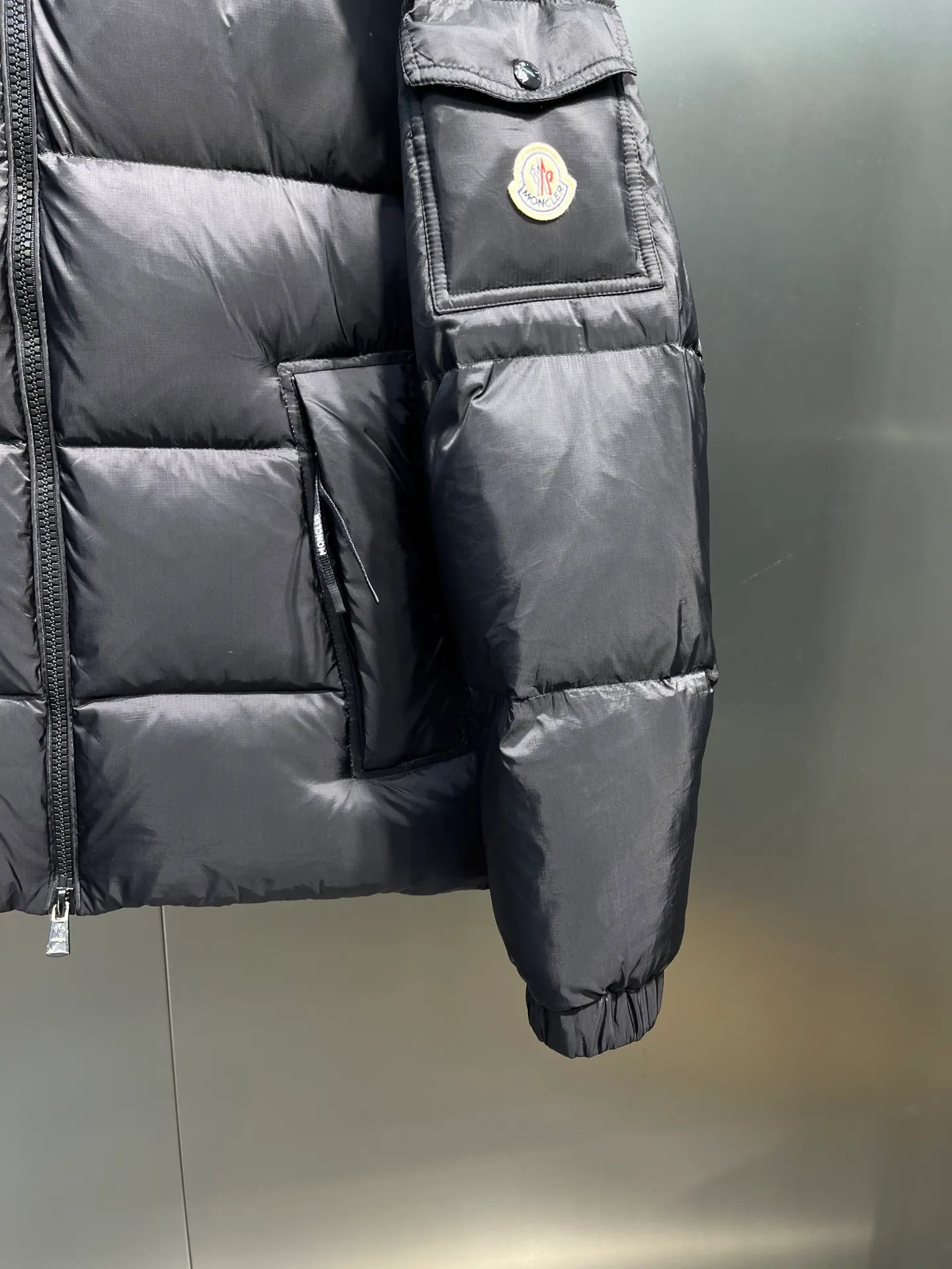 P880 moncler 🌟 Down jacket Montbeliard down is made of iconic lon laqué fabric, showing a gorgeous luster effect. Equipped with a removable hood, it can easily adapt to changing weather. The sleeve pockets inspired by Moner Maya are embellished to highlight the essence of the brand. High quality version of ribbon Maya with NFC chip shipped with dust bag color: black size: 12345