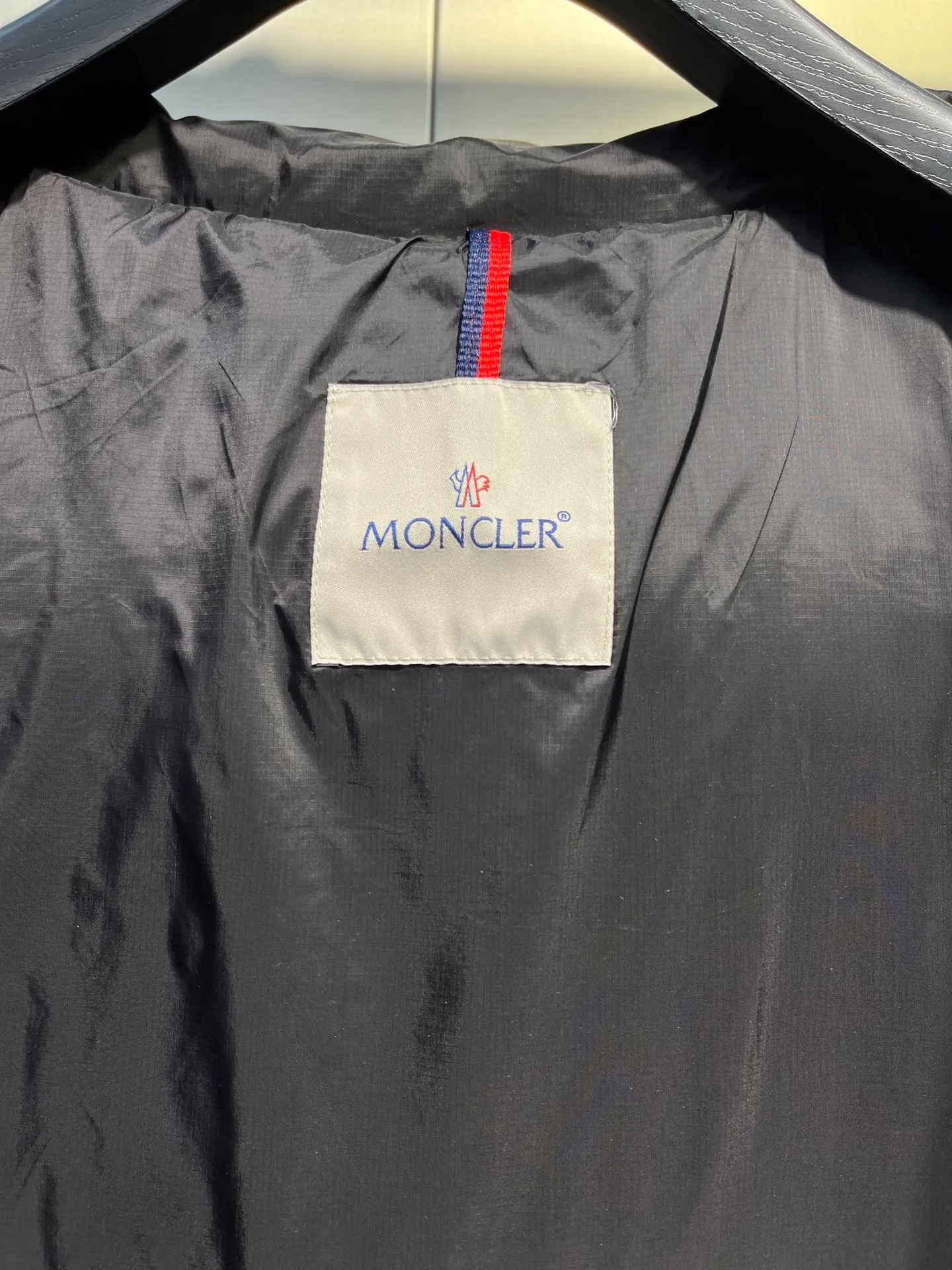 P880 moncler 🌟 Down jacket Montbeliard down is made of iconic lon laqué fabric, showing a gorgeous luster effect. Equipped with a removable hood, it can easily adapt to changing weather. The sleeve pockets inspired by Moner Maya are embellished to highlight the essence of the brand. High quality version of ribbon Maya with NFC chip shipped with dust bag color: black size: 12345