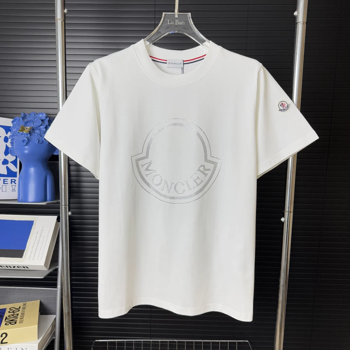 P170 A226 (Long-term replenishment, arrival the next day) MONCLER/Mandatory hot diamond letter LOGO round neck short-sleeved T-shirt, exclusive first high-definition The fabric is made of 300 grams of heavyweight pure cotton, customized with 32 counts of double thread, and washed twice for ready-to-wear. The fabric is comfortable and skin-friendly. It is custom-dyed fabric with high textile density and good drape. It is not easy to deform or shrink. The thick texture and compact spinning process will not affect the breathability of the fabric. The color saturation is very high. Imported Tajima embroidery technology has a good upper body effect. It is a versatile and good-looking short sleeve. The loose version covers the flesh and makes you slim. Size: S~XL Color: white black