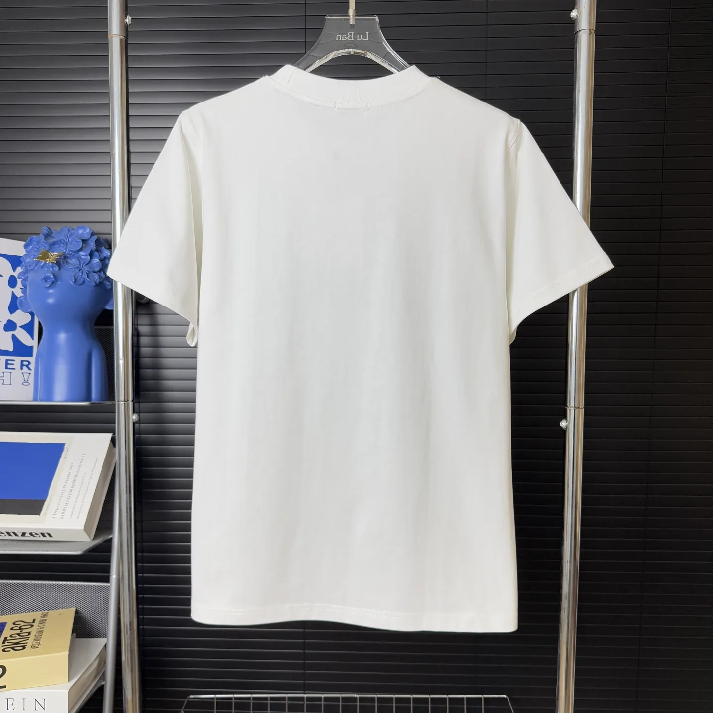 P170 A226 (Long-term replenishment, arrival the next day) MONCLER/Mandatory hot diamond letter LOGO round neck short-sleeved T-shirt, exclusive first high-definition The fabric is made of 300 grams of heavyweight pure cotton, customized with 32 counts of double thread, and washed twice for ready-to-wear. The fabric is comfortable and skin-friendly. It is custom-dyed fabric with high textile density and good drape. It is not easy to deform or shrink. The thick texture and compact spinning process will not affect the breathability of the fabric. The color saturation is very high. Imported Tajima embroidery technology has a good upper body effect. It is a versatile and good-looking short sleeve. The loose version covers the flesh and makes you slim. Size: S~XL Color: white black