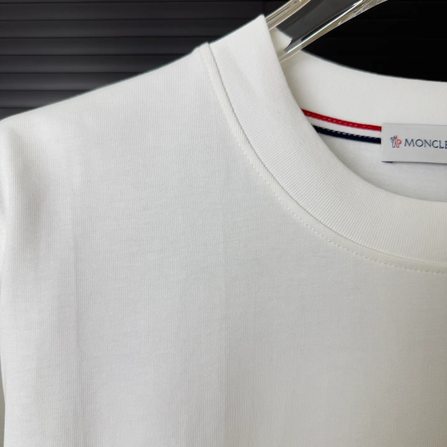 P170 A226 (Long-term replenishment, arrival the next day) MONCLER/Mandatory hot diamond letter LOGO round neck short-sleeved T-shirt, exclusive first high-definition The fabric is made of 300 grams of heavyweight pure cotton, customized with 32 counts of double thread, and washed twice for ready-to-wear. The fabric is comfortable and skin-friendly. It is custom-dyed fabric with high textile density and good drape. It is not easy to deform or shrink. The thick texture and compact spinning process will not affect the breathability of the fabric. The color saturation is very high. Imported Tajima embroidery technology has a good upper body effect. It is a versatile and good-looking short sleeve. The loose version covers the flesh and makes you slim. Size: S~XL Color: white black