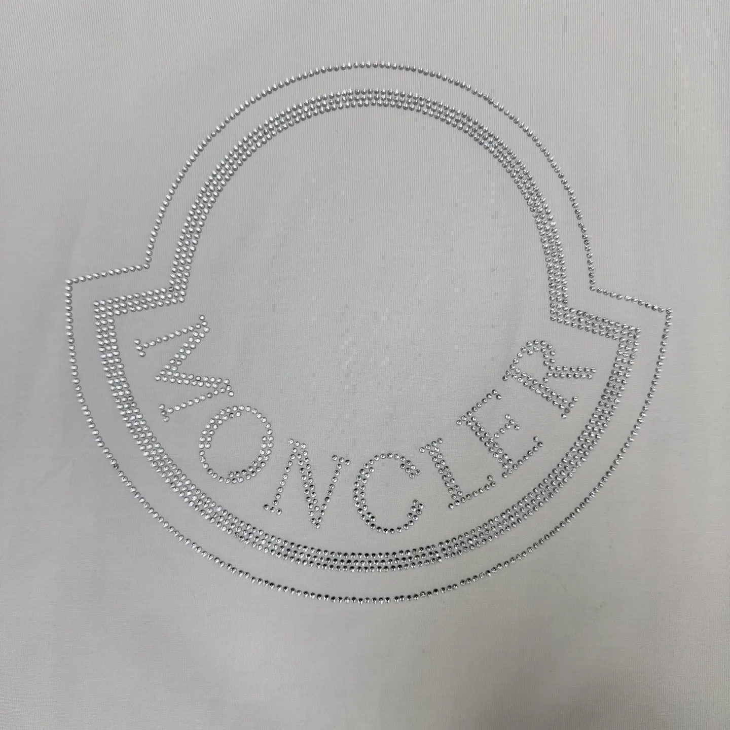 P170 A226 (Long-term replenishment, arrival the next day) MONCLER/Mandatory hot diamond letter LOGO round neck short-sleeved T-shirt, exclusive first high-definition The fabric is made of 300 grams of heavyweight pure cotton, customized with 32 counts of double thread, and washed twice for ready-to-wear. The fabric is comfortable and skin-friendly. It is custom-dyed fabric with high textile density and good drape. It is not easy to deform or shrink. The thick texture and compact spinning process will not affect the breathability of the fabric. The color saturation is very high. Imported Tajima embroidery technology has a good upper body effect. It is a versatile and good-looking short sleeve. The loose version covers the flesh and makes you slim. Size: S~XL Color: white black