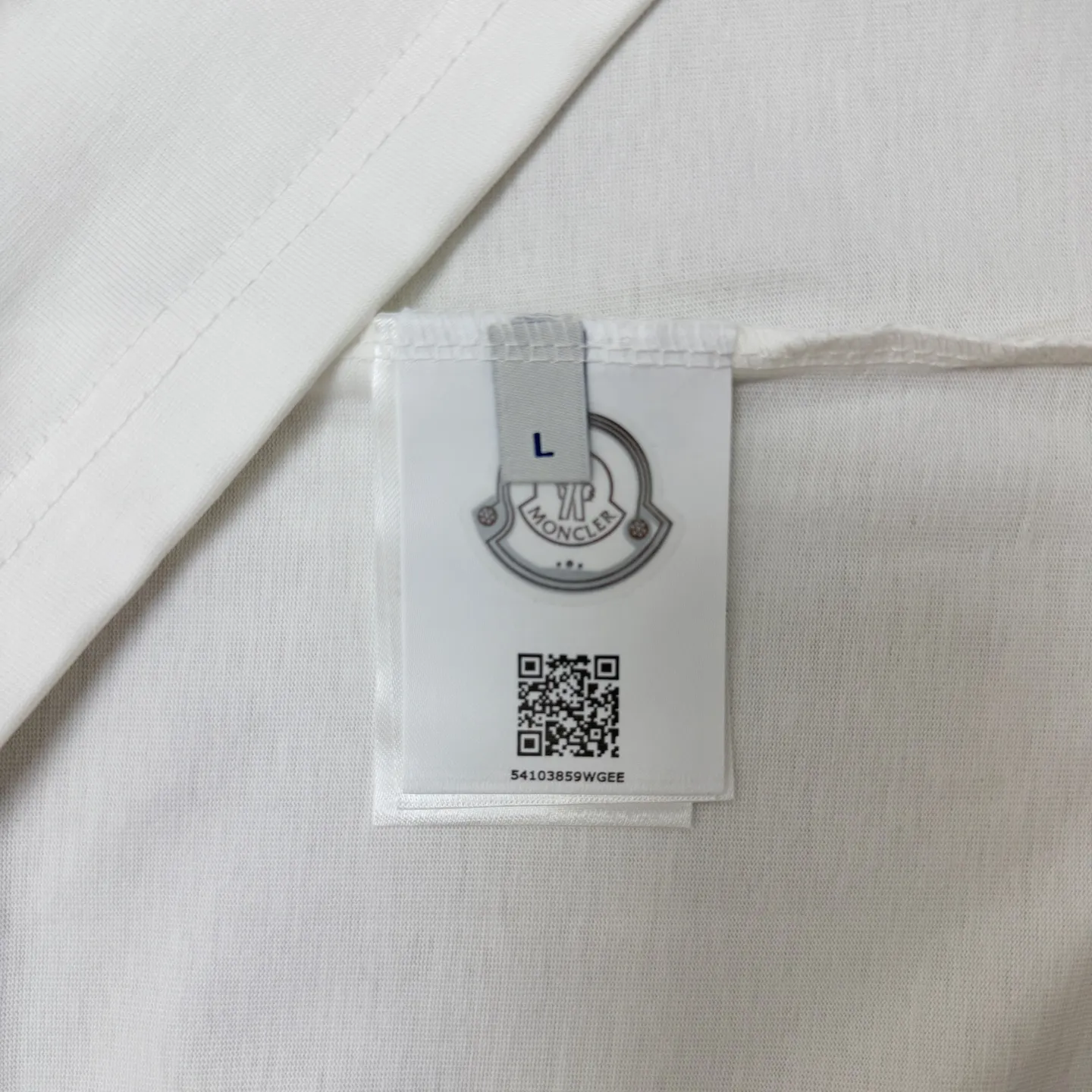 P170 A226 (Long-term replenishment, arrival the next day) MONCLER/Mandatory hot diamond letter LOGO round neck short-sleeved T-shirt, exclusive first high-definition The fabric is made of 300 grams of heavyweight pure cotton, customized with 32 counts of double thread, and washed twice for ready-to-wear. The fabric is comfortable and skin-friendly. It is custom-dyed fabric with high textile density and good drape. It is not easy to deform or shrink. The thick texture and compact spinning process will not affect the breathability of the fabric. The color saturation is very high. Imported Tajima embroidery technology has a good upper body effect. It is a versatile and good-looking short sleeve. The loose version covers the flesh and makes you slim. Size: S~XL Color: white black