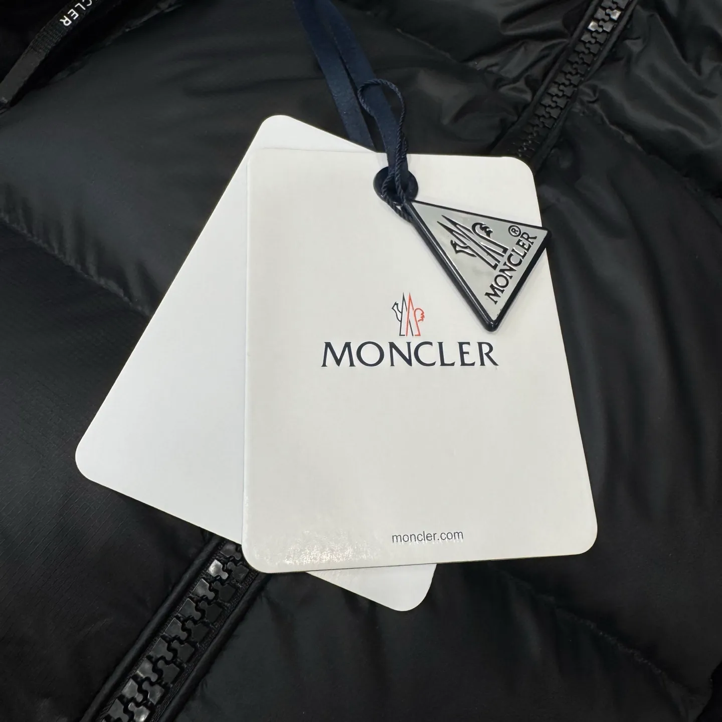 P1100 Brand: Moncler Filling: 90 white duck down Weight: 380-450 Color: White Black Gray Size: 12345 [Couyere Men's Hooded Short Down Jacket] The Couyere short down jacket is durable and practical, provides functional warmth and care, and will accompany you to meet challenges.  The Couyere is a durable down jacket made from a fine fabric that's durable and functional, with velvet resistance and functionality. The short design creates a sculpted silhouette, and padded pockets add a modern feel. The sleeves are embellished with signature patch pockets, a nod to the classic Moncler Maya down jacket.  • Made of fine ripstop fabric • Fine fabric lining • Down filling • Detachable and adjustable hood • Zip closure • Zippered pockets • Press-studs on sleeve pockets • Elastic cuffs • Drawstring hem Fabric: 100% nylon; Lining: 100% nylon; Filling: Goose down Down content: 90%; except upholstery; Maximum wash temperature 30°C - Mild wash; Do not bleach; Do not tumble dry; Ironing maximum temperature 110°C - without steam; Hydrocarbon dry cleaning - gentle wash; Professional wet cleaning - gentle wash; Lay flat to dry in shade; Wash separately; Remove removable accessories before washing; Recommend washing and ironing inside out