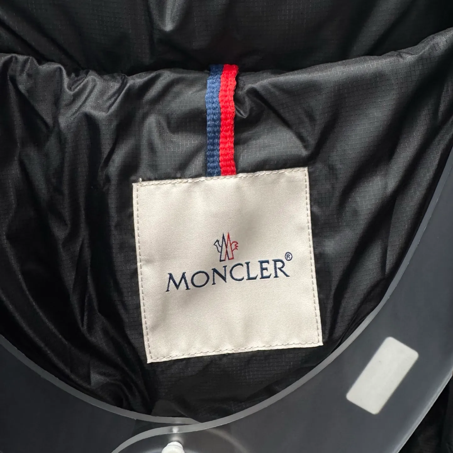 P1100 Brand: Moncler Filling: 90 white duck down Weight: 380-450 Color: White Black Gray Size: 12345 [Couyere Men's Hooded Short Down Jacket] The Couyere short down jacket is durable and practical, provides functional warmth and care, and will accompany you to meet challenges.  The Couyere is a durable down jacket made from a fine fabric that's durable and functional, with velvet resistance and functionality. The short design creates a sculpted silhouette, and padded pockets add a modern feel. The sleeves are embellished with signature patch pockets, a nod to the classic Moncler Maya down jacket.  • Made of fine ripstop fabric • Fine fabric lining • Down filling • Detachable and adjustable hood • Zip closure • Zippered pockets • Press-studs on sleeve pockets • Elastic cuffs • Drawstring hem Fabric: 100% nylon; Lining: 100% nylon; Filling: Goose down Down content: 90%; except upholstery; Maximum wash temperature 30°C - Mild wash; Do not bleach; Do not tumble dry; Ironing maximum temperature 110°C - without steam; Hydrocarbon dry cleaning - gentle wash; Professional wet cleaning - gentle wash; Lay flat to dry in shade; Wash separately; Remove removable accessories before washing; Recommend washing and ironing inside out