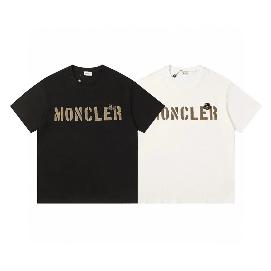 P134 Style No.: 832 〈MONCLER〉The price of the MONCLER is actually quite advantageous. Those who have been to the counters should know that the price of the MONCLER is not much cheaper than Gucci Burberry. It is just relatively low-key and unwilling to hype. It is a picture that you want to buy or not. It has an arrogant existence... Exclusively customized 270 grams of 32-count double yarn smooth cotton. The texture is very soft and comfortable. 100% different from the top fabrics in the market (does not shrink, deform, or pill). Matched with 320g 1*1 thread (fabric threads are dyed in the same vat, no color difference, threads are not easy to deform) Color: Black White Size: S-XL
