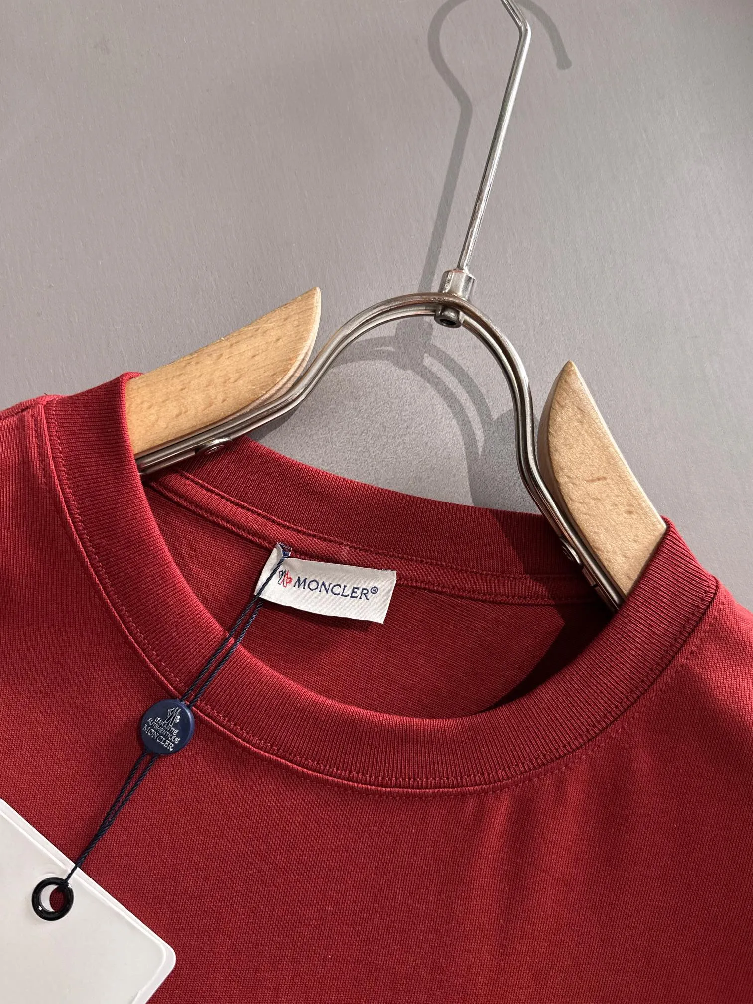 P160 Moncler 2025 new model Woven pocket splicing Hollow embroidered letter logo Uniform short-sleeved T-shirt for men and women ·Customized 260g 100% double yarn pure cotton fabric ·Dyeing 32 counts double-strand thread ·Collar label, hangtag, main mark and three labels complete Color: red Size: XS S M L