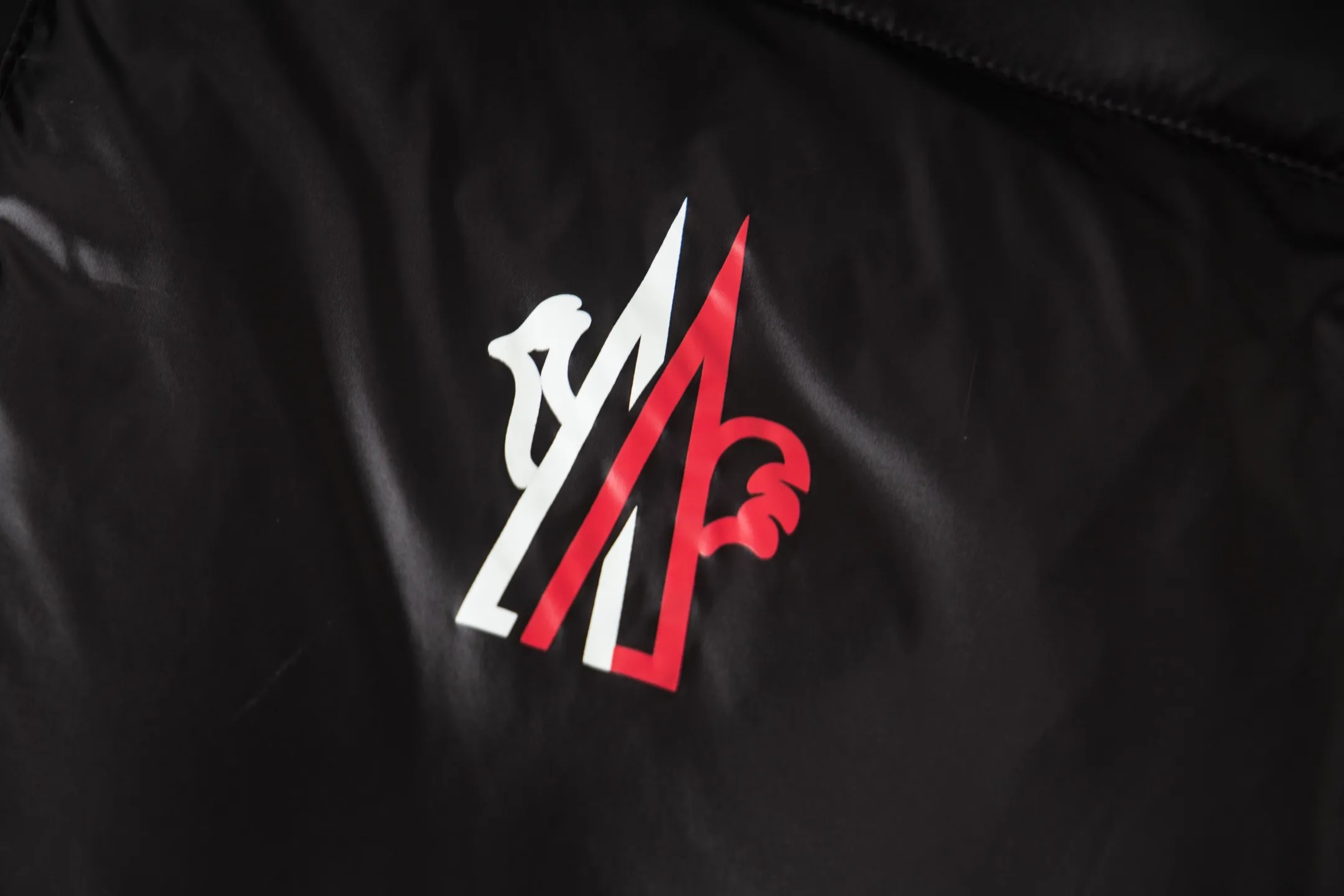 P1000 Moncler/Moncler official website 2025 autumn and winter new down jacket This is known as the most high-end down jacket, all 90 down, all three labels are complete with classic logo combination, the first sight is full of visual impact, better thermal performance, light and not heavy, and the fluffiness after compression is good, and it can gather heat and lock in temperature! Personalized color matching design, fresh and energetic! There are too many versions circulating on the market. In addition to the different fabric workmanship, the biggest difference is that the filling is not goose down at all but feather silk or tactile velvet, etc. It is not easy to tell the difference for those who don’t know. In addition, the fabrics and workmanship are definitely not of the same level. In short, look for us and you will never go astray. All exclusive full colors are purchased and developed with genuine products. If you understand the quality of our down jackets, you can trust us and recommend them with your eyes closed. All three standards are complete! Uniform series for men and women Sizes: 1 2 3 4 5
