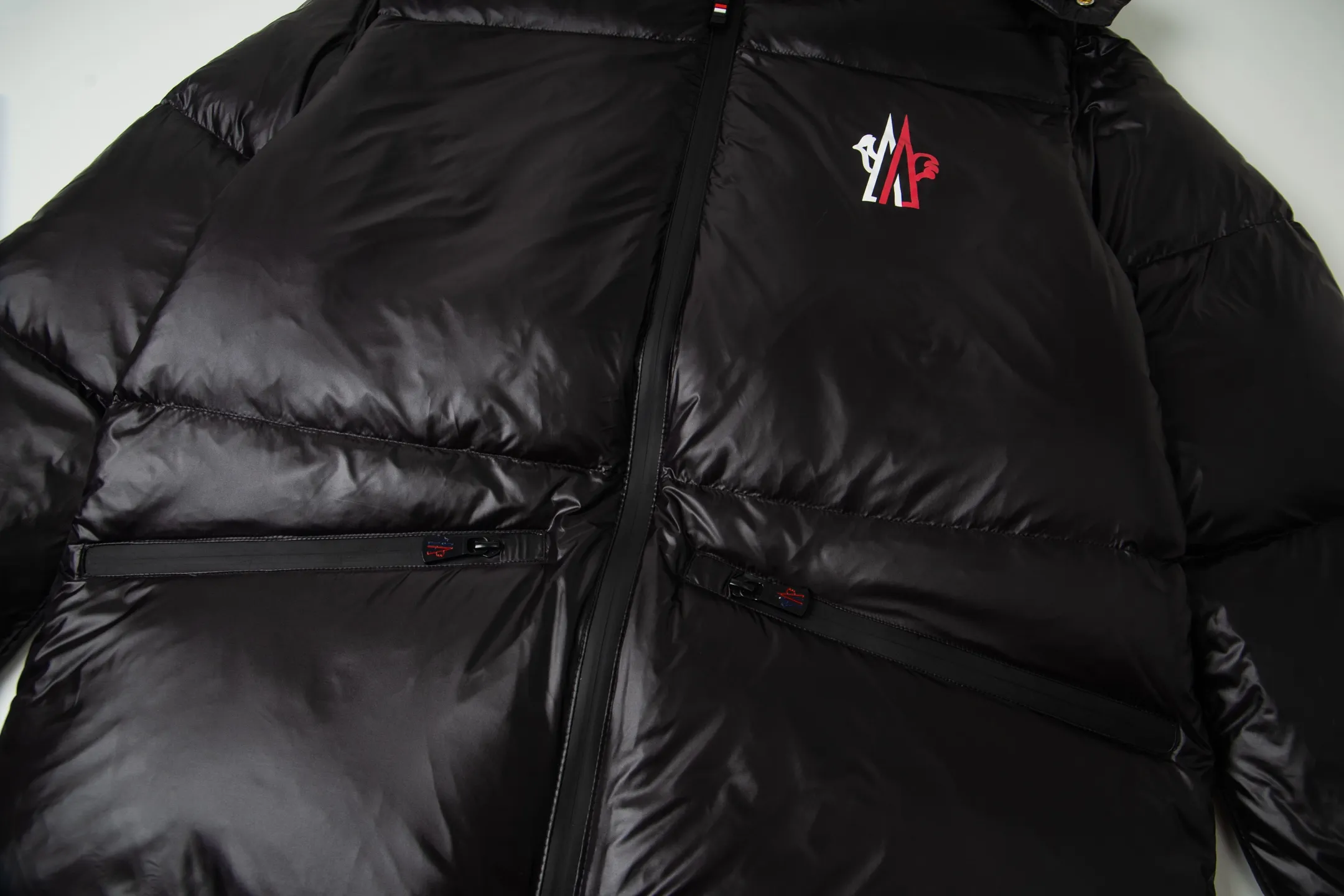 P1000 Moncler/Moncler official website 2025 autumn and winter new down jacket This is known as the most high-end down jacket, all 90 down, all three labels are complete with classic logo combination, the first sight is full of visual impact, better thermal performance, light and not heavy, and the fluffiness after compression is good, and it can gather heat and lock in temperature! Personalized color matching design, fresh and energetic! There are too many versions circulating on the market. In addition to the different fabric workmanship, the biggest difference is that the filling is not goose down at all but feather silk or tactile velvet, etc. It is not easy to tell the difference for those who don’t know. In addition, the fabrics and workmanship are definitely not of the same level. In short, look for us and you will never go astray. All exclusive full colors are purchased and developed with genuine products. If you understand the quality of our down jackets, you can trust us and recommend them with your eyes closed. All three standards are complete! Uniform series for men and women Sizes: 1 2 3 4 5