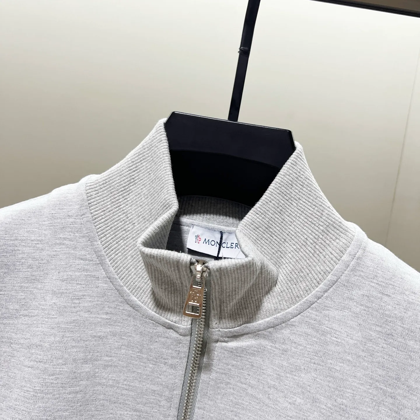P270 MONCLER/Mask Custom fabric suit zipper jacket Red and blue ribbon splicing design brand Zhangzi LOGO process Official synchronization High version High quality Fashion personality Versatile trend Pure original quality Original fabric Hang tag Collar label Washed wheat Complete three standards Color: blue. Gray. Size: S-2XL