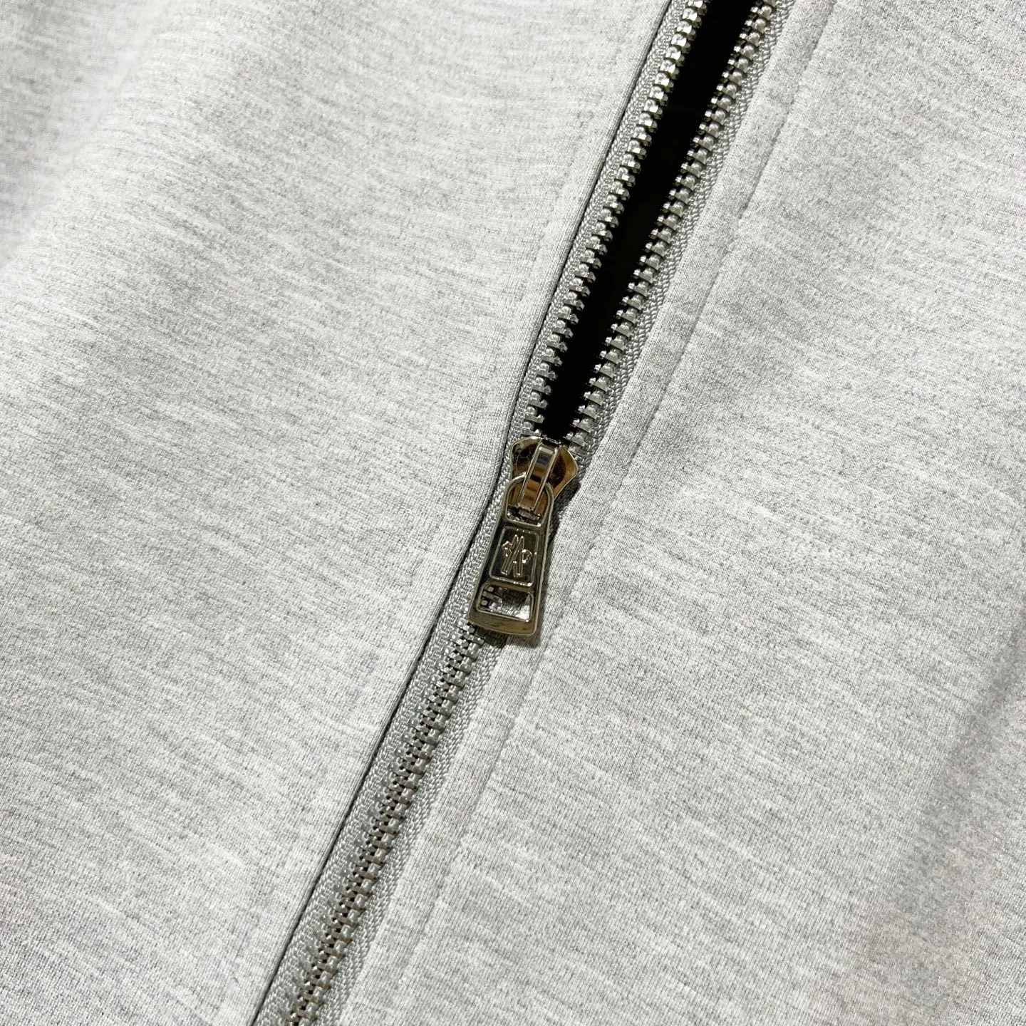 P270 MONCLER/Mask Custom fabric suit zipper jacket Red and blue ribbon splicing design brand Zhangzi LOGO process Official synchronization High version High quality Fashion personality Versatile trend Pure original quality Original fabric Hang tag Collar label Washed wheat Complete three standards Color: blue. Gray. Size: S-2XL