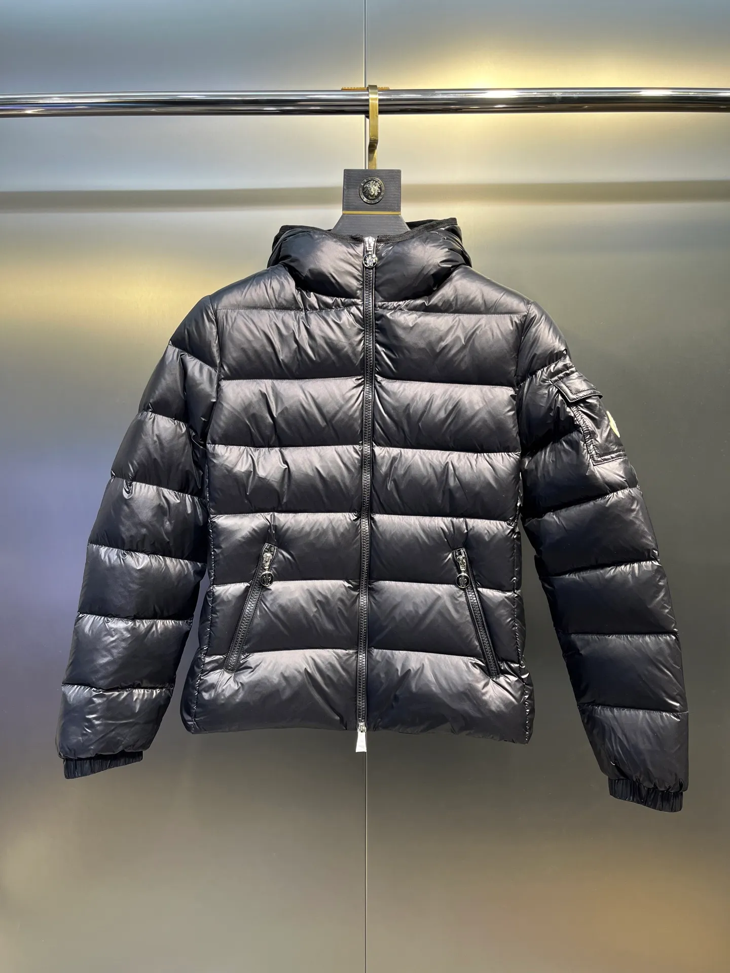 P980 moncler 🌟 2025 autumn and winter new down jacket. Original customized hardware accessories are all imported and original customization. Welcome to compare. Absolutely high quality. Made of top 90 white duck down. Super soft. Filled with fluffy and full feathers. Super heavy work. Fabric workmanship and perfect pattern. Pay attention to the fabric. Super comfortable. Exclusive model. Non-market goods. Same sizes for men and women.  size: 1234