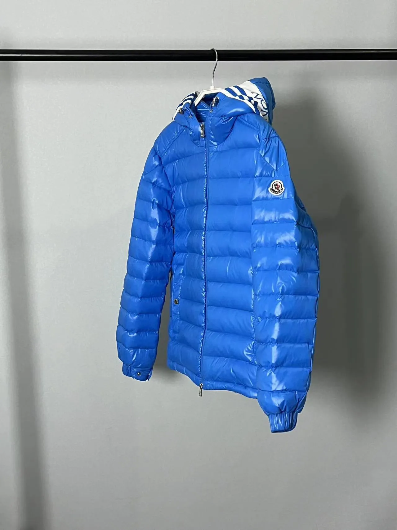 P820 ​​🆕2️⃣0️⃣2️⃣4️⃣🆕Moncler 🆕Stripe trimmed logo quilted hooded down jacket, simple and elegant, easy to wear Color: black, white, sky blue Size: 12345