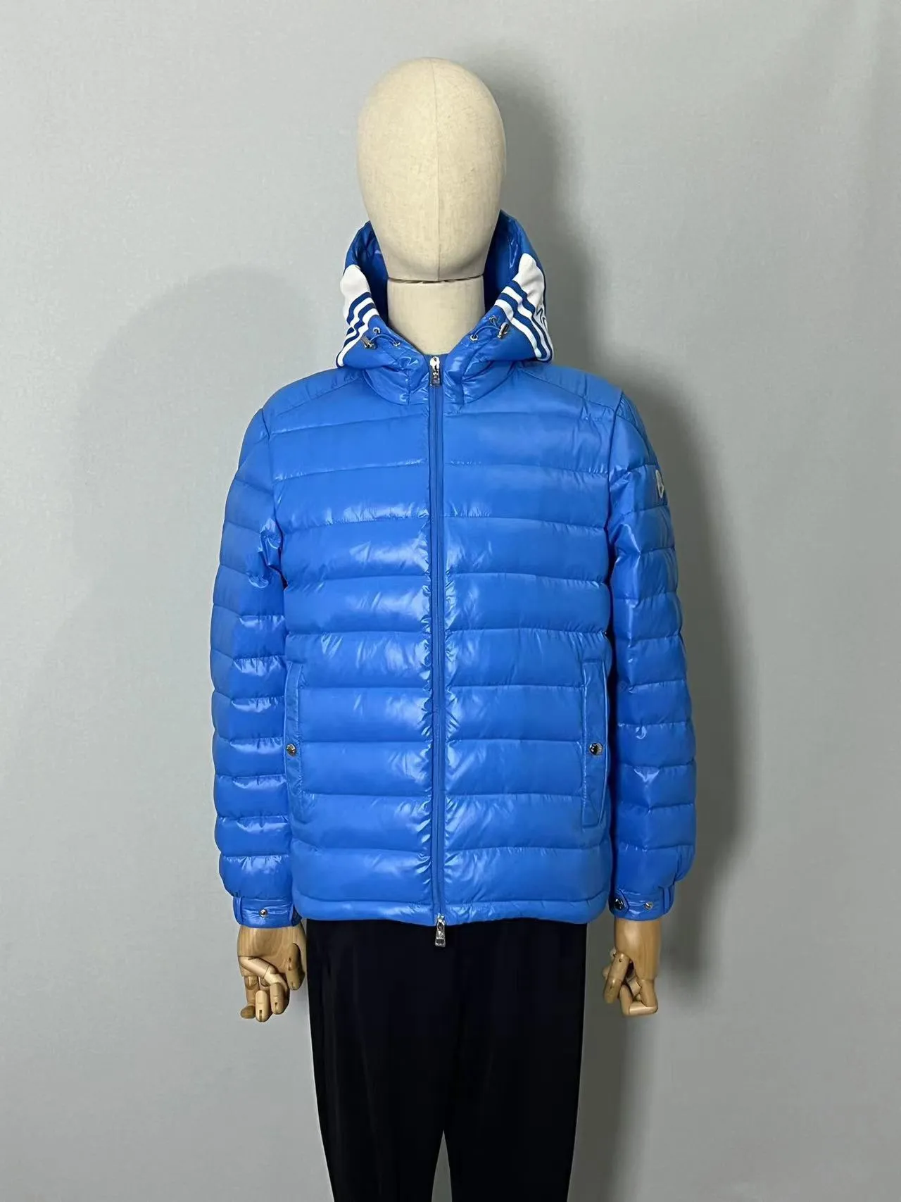 P820 ​​🆕2️⃣0️⃣2️⃣4️⃣🆕Moncler 🆕Stripe trimmed logo quilted hooded down jacket, simple and elegant, easy to wear Color: black, white, sky blue Size: 12345