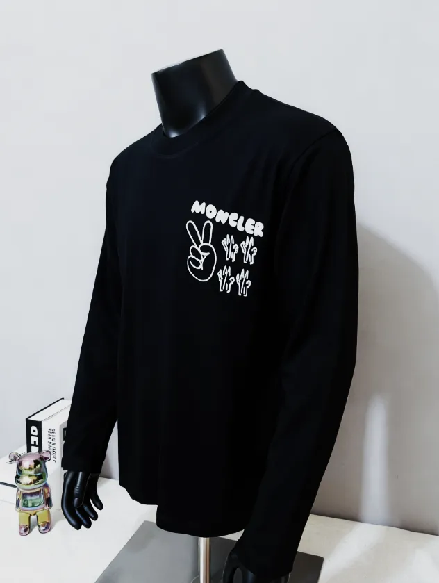P180 MONCLER new release, 2025fw official synchronized logo printed long-sleeved T-shirt, the details match the official version, and the size of the logo is strictly controlled , standard size, details are in sync with the official version; 280g double yarn 100% cotton fabric is selected, imported woven thread, the neckline is boned to prevent deformation, washed at high temperature at the factory, the fabric is soft and breathable, does not shrink and prevent deformation, NCF washed mark identification, details are in place and the upper body is good-looking, European size version, loose and suitable, the same color as the official website: black, size XS-L (L size can wear 200 pounds)
