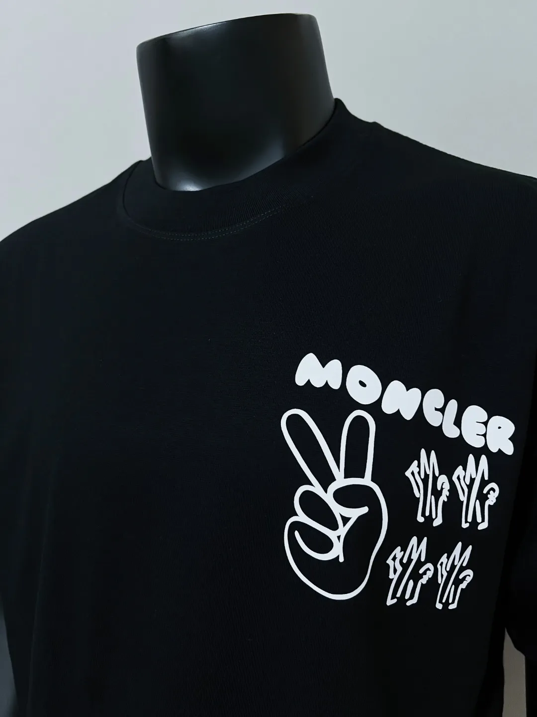 P180 MONCLER new release, 2025fw official synchronized logo printed long-sleeved T-shirt, the details match the official version, and the size of the logo is strictly controlled , standard size, details are in sync with the official version; 280g double yarn 100% cotton fabric is selected, imported woven thread, the neckline is boned to prevent deformation, washed at high temperature at the factory, the fabric is soft and breathable, does not shrink and prevent deformation, NCF washed mark identification, details are in place and the upper body is good-looking, European size version, loose and suitable, the same color as the official website: black, size XS-L (L size can wear 200 pounds)