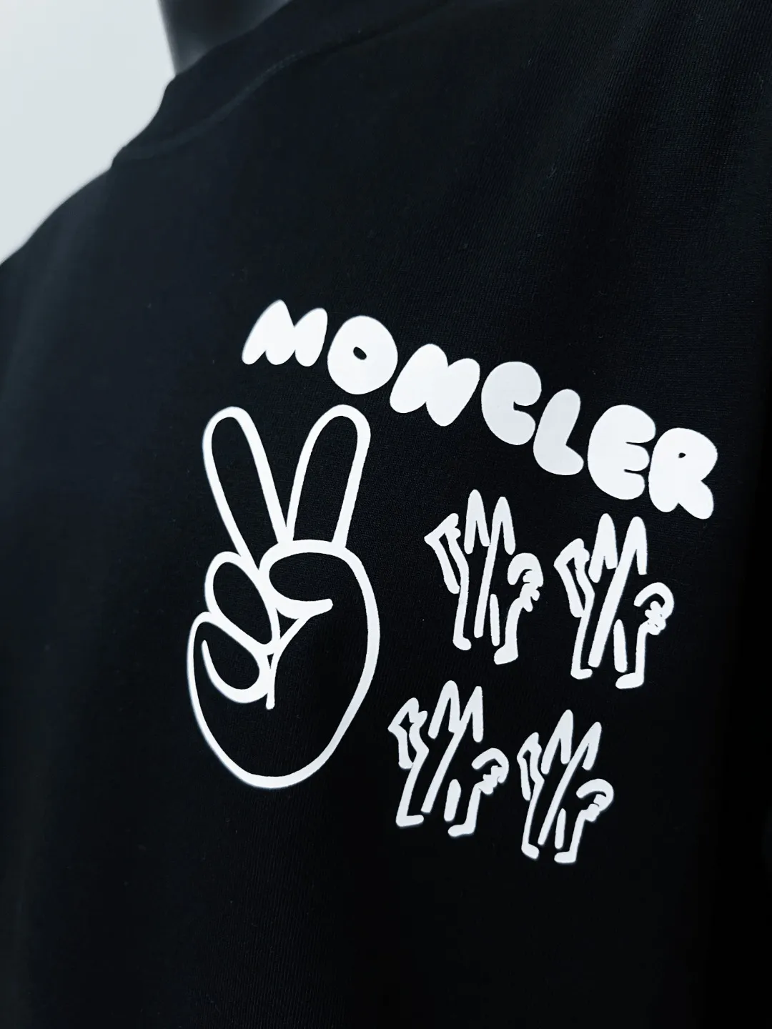 P180 MONCLER new release, 2025fw official synchronized logo printed long-sleeved T-shirt, the details match the official version, and the size of the logo is strictly controlled , standard size, details are in sync with the official version; 280g double yarn 100% cotton fabric is selected, imported woven thread, the neckline is boned to prevent deformation, washed at high temperature at the factory, the fabric is soft and breathable, does not shrink and prevent deformation, NCF washed mark identification, details are in place and the upper body is good-looking, European size version, loose and suitable, the same color as the official website: black, size XS-L (L size can wear 200 pounds)