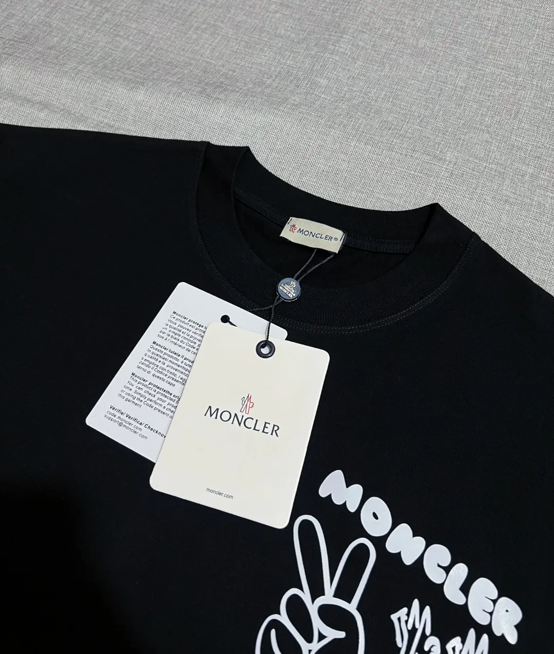 P180 MONCLER new release, 2025fw official synchronized logo printed long-sleeved T-shirt, the details match the official version, and the size of the logo is strictly controlled , standard size, details are in sync with the official version; 280g double yarn 100% cotton fabric is selected, imported woven thread, the neckline is boned to prevent deformation, washed at high temperature at the factory, the fabric is soft and breathable, does not shrink and prevent deformation, NCF washed mark identification, details are in place and the upper body is good-looking, European size version, loose and suitable, the same color as the official website: black, size XS-L (L size can wear 200 pounds)