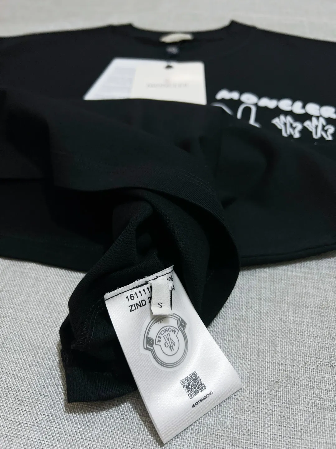 P180 MONCLER new release, 2025fw official synchronized logo printed long-sleeved T-shirt, the details match the official version, and the size of the logo is strictly controlled , standard size, details are in sync with the official version; 280g double yarn 100% cotton fabric is selected, imported woven thread, the neckline is boned to prevent deformation, washed at high temperature at the factory, the fabric is soft and breathable, does not shrink and prevent deformation, NCF washed mark identification, details are in place and the upper body is good-looking, European size version, loose and suitable, the same color as the official website: black, size XS-L (L size can wear 200 pounds)