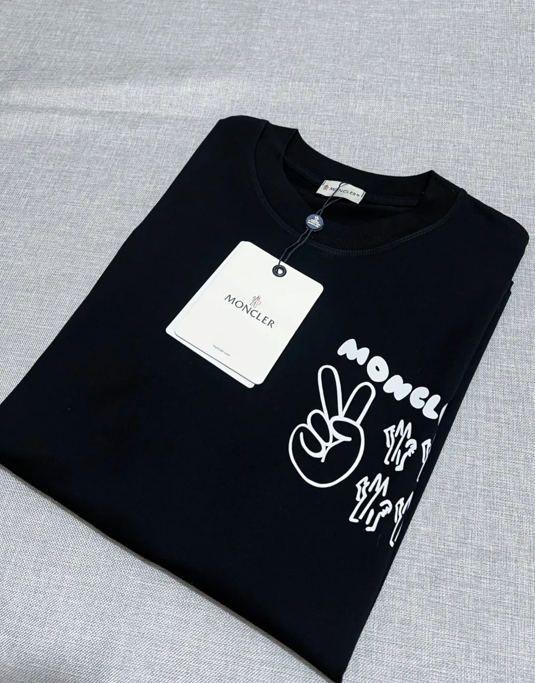 P180 MONCLER new release, 2025fw official synchronized logo printed long-sleeved T-shirt, the details match the official version, and the size of the logo is strictly controlled , standard size, details are in sync with the official version; 280g double yarn 100% cotton fabric is selected, imported woven thread, the neckline is boned to prevent deformation, washed at high temperature at the factory, the fabric is soft and breathable, does not shrink and prevent deformation, NCF washed mark identification, details are in place and the upper body is good-looking, European size version, loose and suitable, the same color as the official website: black, size XS-L (L size can wear 200 pounds)