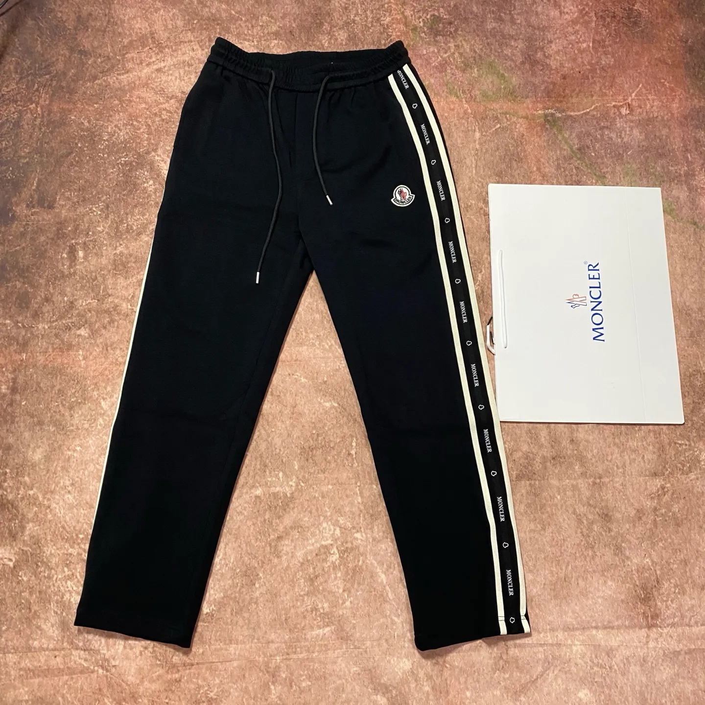 P280 moncler masked webbing casual pants, black logo stripe design on the side, drawstring elastic waistband, pockets on both sides, the fabric is comfortable and textured. Taken in kind with the original camera.   Size 46/48/50/52