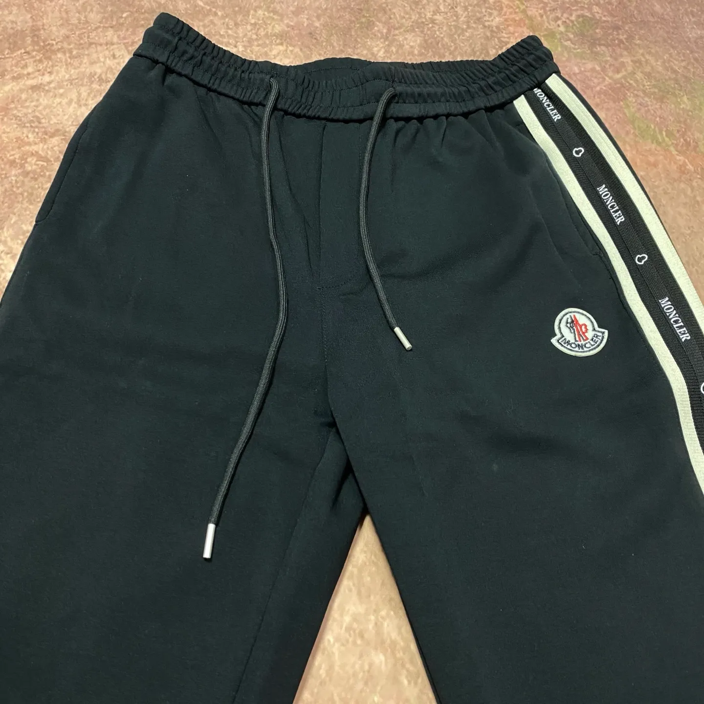 P280 moncler masked webbing casual pants, black logo stripe design on the side, drawstring elastic waistband, pockets on both sides, the fabric is comfortable and textured. Taken in kind with the original camera.   Size 46/48/50/52