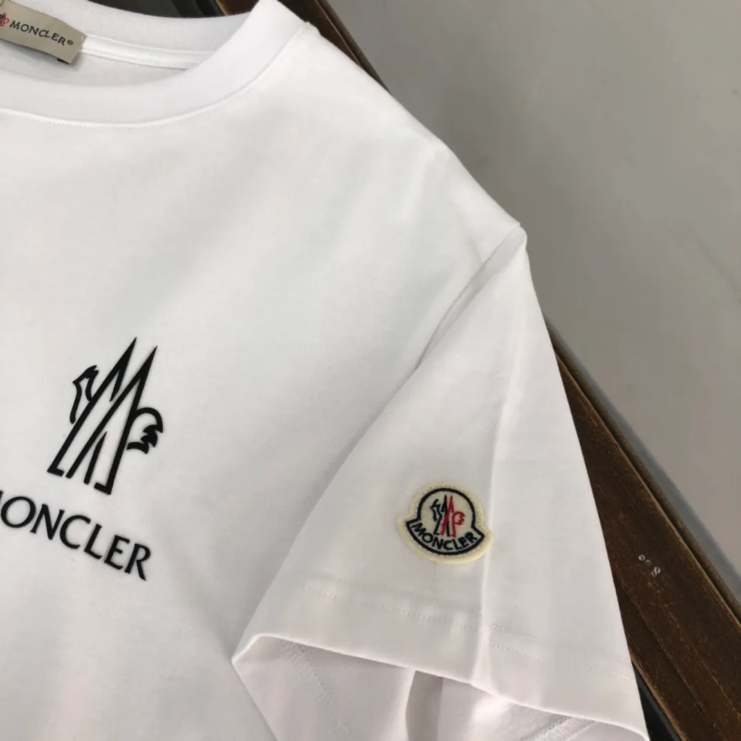 P160 Moncler/Mongolian new summer short-sleeved T-shirt. The letters on the chest are printed and embellished with the brand logo on the side sleeves. It is highly recognizable. This T-shirt is the crystallization of Moncler’s pure personality and functionality. It is specially designed for creating a casual look. It is suitable for matching with various clothing. It is made of custom-woven high-density cotton fabric! Black White S-XL (larger version, please state your height and weight when placing an order)