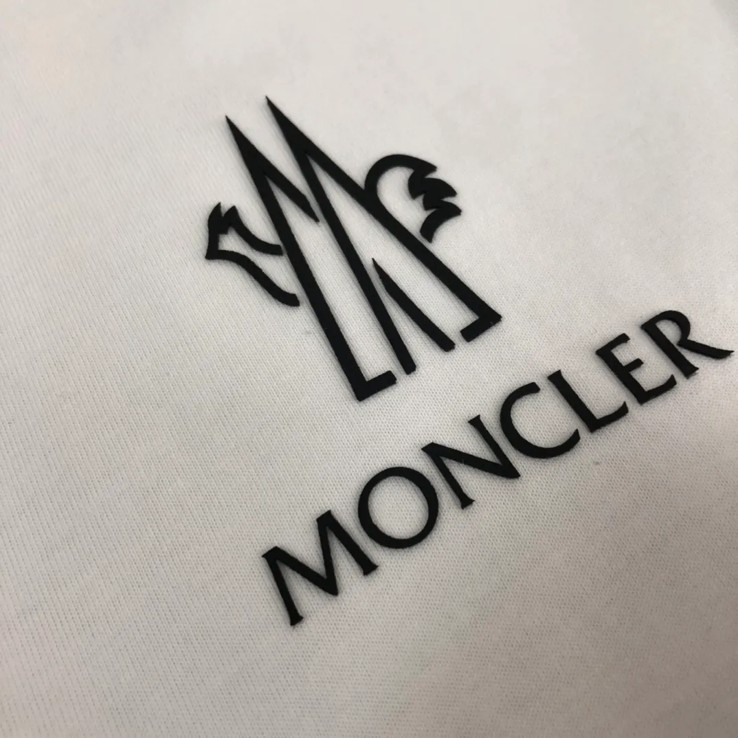 P160 Moncler/Mongolian new summer short-sleeved T-shirt. The letters on the chest are printed and embellished with the brand logo on the side sleeves. It is highly recognizable. This T-shirt is the crystallization of Moncler’s pure personality and functionality. It is specially designed for creating a casual look. It is suitable for matching with various clothing. It is made of custom-woven high-density cotton fabric! Black White S-XL (larger version, please state your height and weight when placing an order)