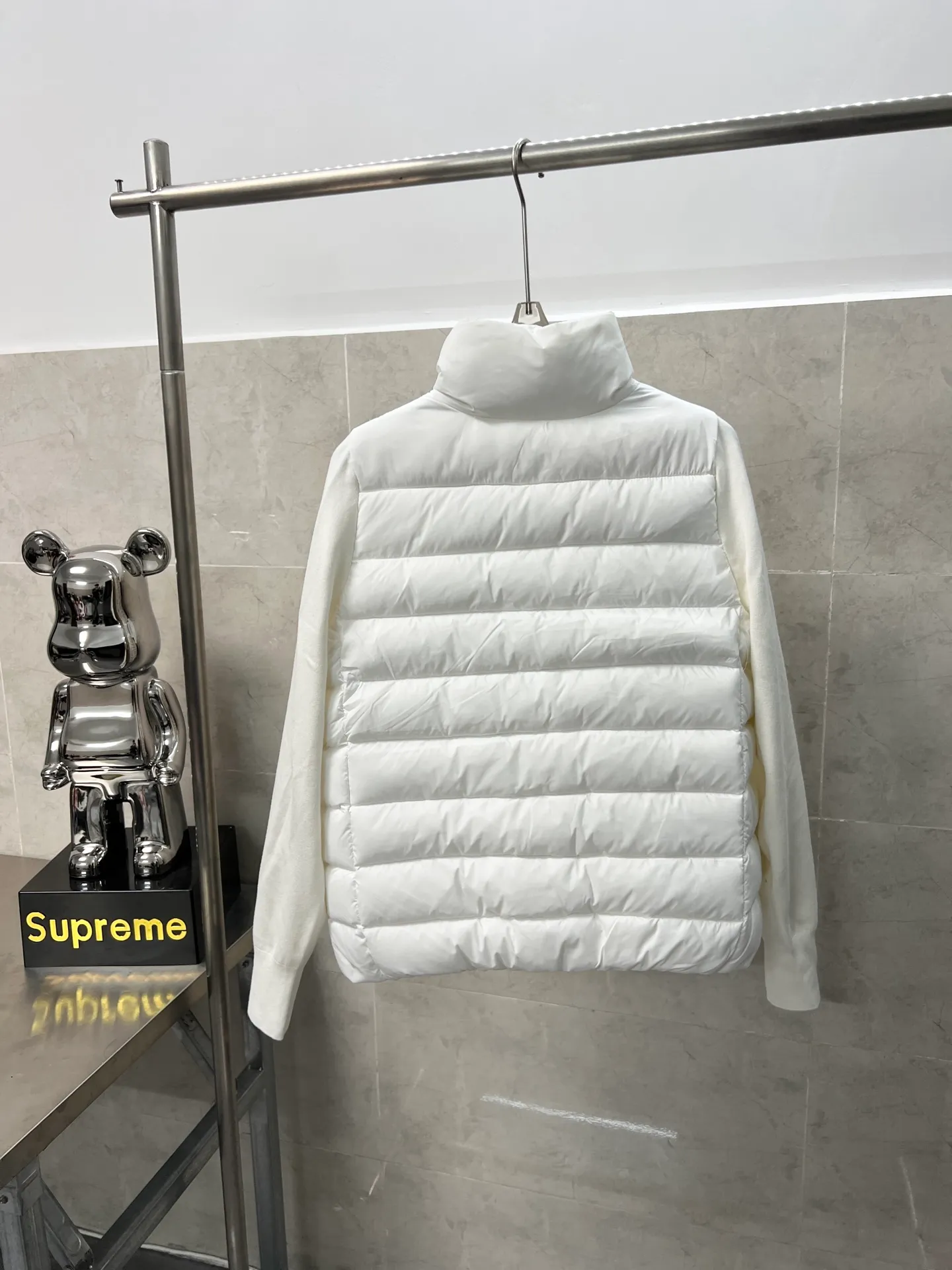 P660 Moncler Women's Mouth Knitted Stitching Stand Collar Thin Down Jacket A great inner wear item for winter!!! Several styles of sweaters and down are released at this time of year. In fact, sweaters and down are always in the basic style. They can be worn alone or layered to create a more layered look!!! The front is made of down, and the back and both sleeves are made of wool blended fabrics. The soft and delicate knitted feel is not irritating at all! This quality It feels great, the velvet is large, fine and stemless, and full of fluffiness! It has enough filling, and its thermal insulation performance is not to mention!!! It is windproof and warm, eliminating any possibility of velvet running. It feels silky and smooth, and the stiffness is also very good. This is the time to prepare a thin and light model! It will not look bloated at all, not to mention it is an evergreen model with a spliced design!!! Color: Black White Size: S M L
