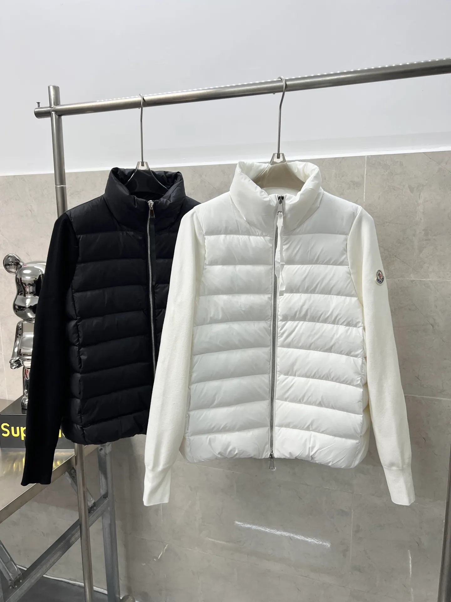 P660 Moncler Women's Mouth Knitted Stitching Stand Collar Thin Down Jacket A great inner wear item for winter!!! Several styles of sweaters and down are released at this time of year. In fact, sweaters and down are always in the basic style. They can be worn alone or layered to create a more layered look!!! The front is made of down, and the back and both sleeves are made of wool blended fabrics. The soft and delicate knitted feel is not irritating at all! This quality It feels great, the velvet is large, fine and stemless, and full of fluffiness! It has enough filling, and its thermal insulation performance is not to mention!!! It is windproof and warm, eliminating any possibility of velvet running. It feels silky and smooth, and the stiffness is also very good. This is the time to prepare a thin and light model! It will not look bloated at all, not to mention it is an evergreen model with a spliced design!!! Color: Black White Size: S M L