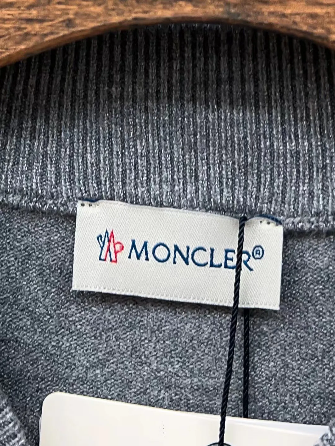 P210 Moncler, complete with 3 marks for the muzzle, logo embroidered turtleneck sweater, fine wool blended sweater, high-end customized collection for men and women, part of the brand's high-end main line, patented top-grade yarn blending, using innovation to interpret conventional styles. The configuration of the fabric is subversive. The details are remarkable. The most anticipated sweater in winter. Full of high-end sense. Outflowed from the brand's designated Zhejiang processing factory. Very cost-effective. Meri wool yarn is of excellent quality. It feels super soft, delicate, soft, non-pilling and does not deform. It is available at all major counters at the same time. It is a must-have product every year. The product seems simple, the process is extremely complicated, and the upper body is not picky. The upper body is extremely skin-friendly and comfortable. It can be worn close to the body with an outer jacket or as an outer layer. Color: Black White Gray Size: M L XL 2XL 3XL