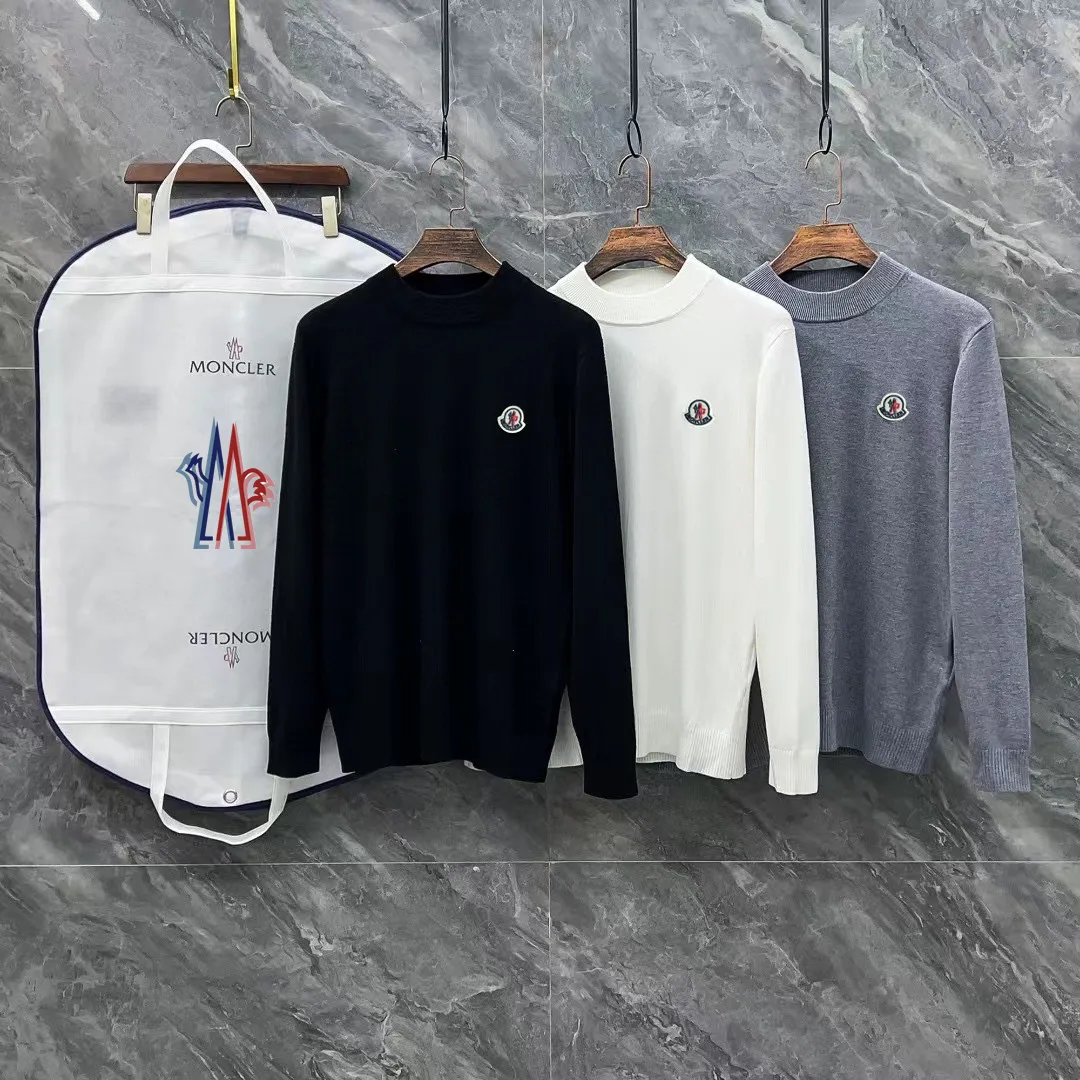 P210 Moncler, complete with 3 marks for the muzzle, logo embroidered turtleneck sweater, fine wool blended sweater, high-end customized collection for men and women, part of the brand's high-end main line, patented top-grade yarn blending, using innovation to interpret conventional styles. The configuration of the fabric is subversive. The details are remarkable. The most anticipated sweater in winter. Full of high-end sense. Outflowed from the brand's designated Zhejiang processing factory. Very cost-effective. Meri wool yarn is of excellent quality. It feels super soft, delicate, soft, non-pilling and does not deform. It is available at all major counters at the same time. It is a must-have product every year. The product seems simple, the process is extremely complicated, and the upper body is not picky. The upper body is extremely skin-friendly and comfortable. It can be worn close to the body with an outer jacket or as an outer layer. Color: Black White Gray Size: M L XL 2XL 3XL