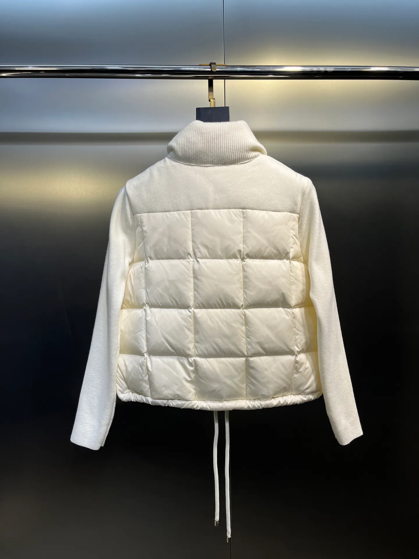 P540 Moncler 24 autumn and winter women's Cardigan stand-up collar spliced ​​knitted down doll style short down knitted material on the back sleeves makes the upper body slimmer Spliced ​​down jacket keeps warm and reduces age Bread square checkered downed upper body is simple and fashionable Hem drawstring design Adjustable version Can be worn alone or layered Color: black milk white Size: S-M-L-XL