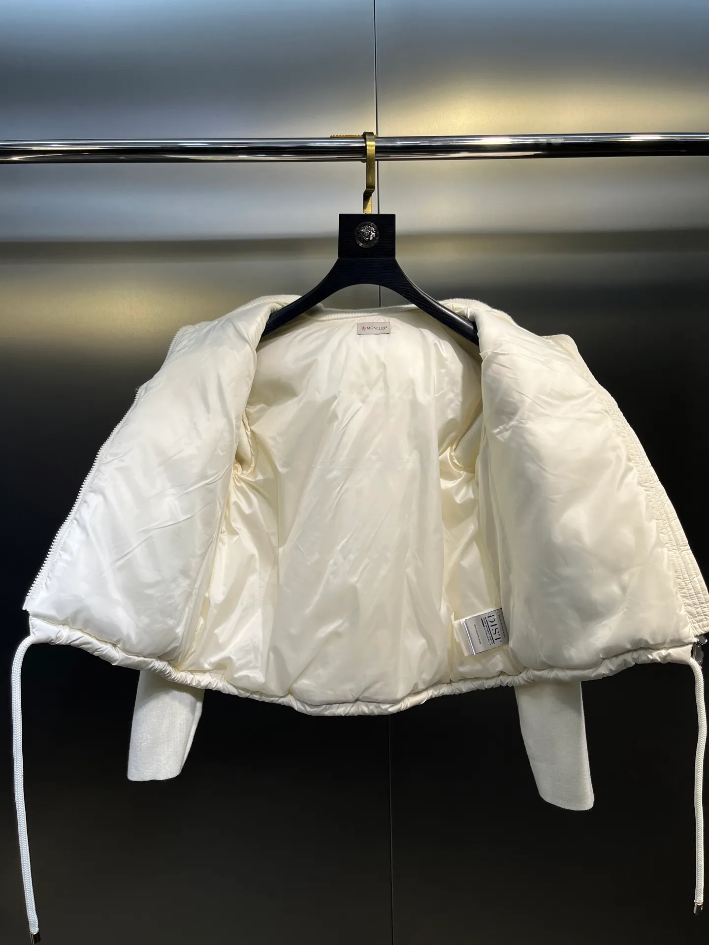 P540 Moncler 24 autumn and winter women's Cardigan stand-up collar spliced ​​knitted down doll style short down knitted material on the back sleeves makes the upper body slimmer Spliced ​​down jacket keeps warm and reduces age Bread square checkered downed upper body is simple and fashionable Hem drawstring design Adjustable version Can be worn alone or layered Color: black milk white Size: S-M-L-XL