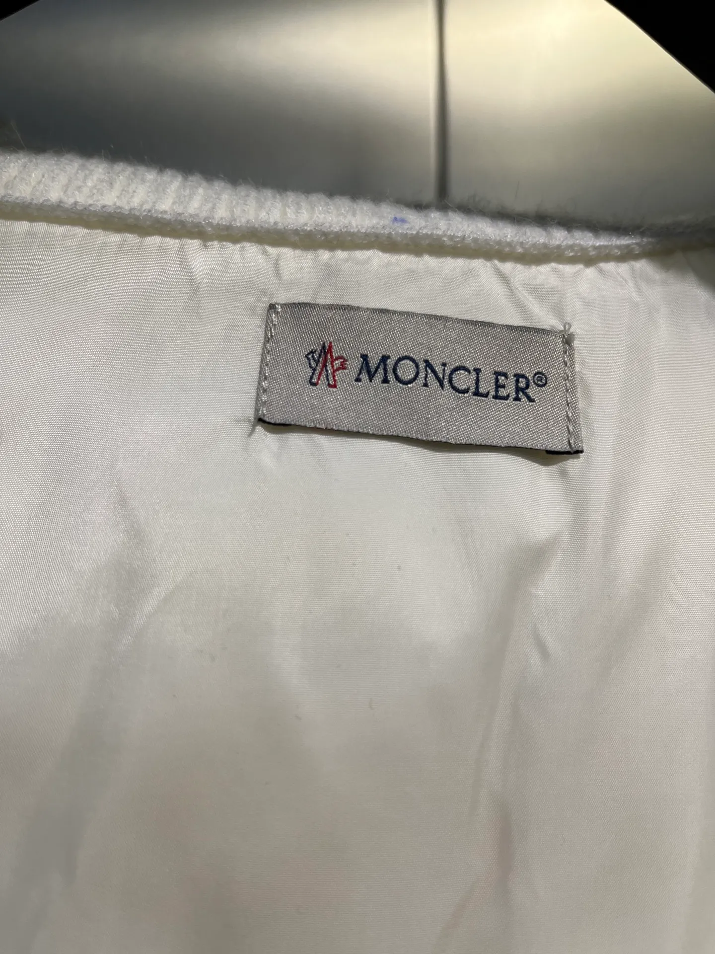 P540 Moncler 24 autumn and winter women's Cardigan stand-up collar spliced ​​knitted down doll style short down knitted material on the back sleeves makes the upper body slimmer Spliced ​​down jacket keeps warm and reduces age Bread square checkered downed upper body is simple and fashionable Hem drawstring design Adjustable version Can be worn alone or layered Color: black milk white Size: S-M-L-XL
