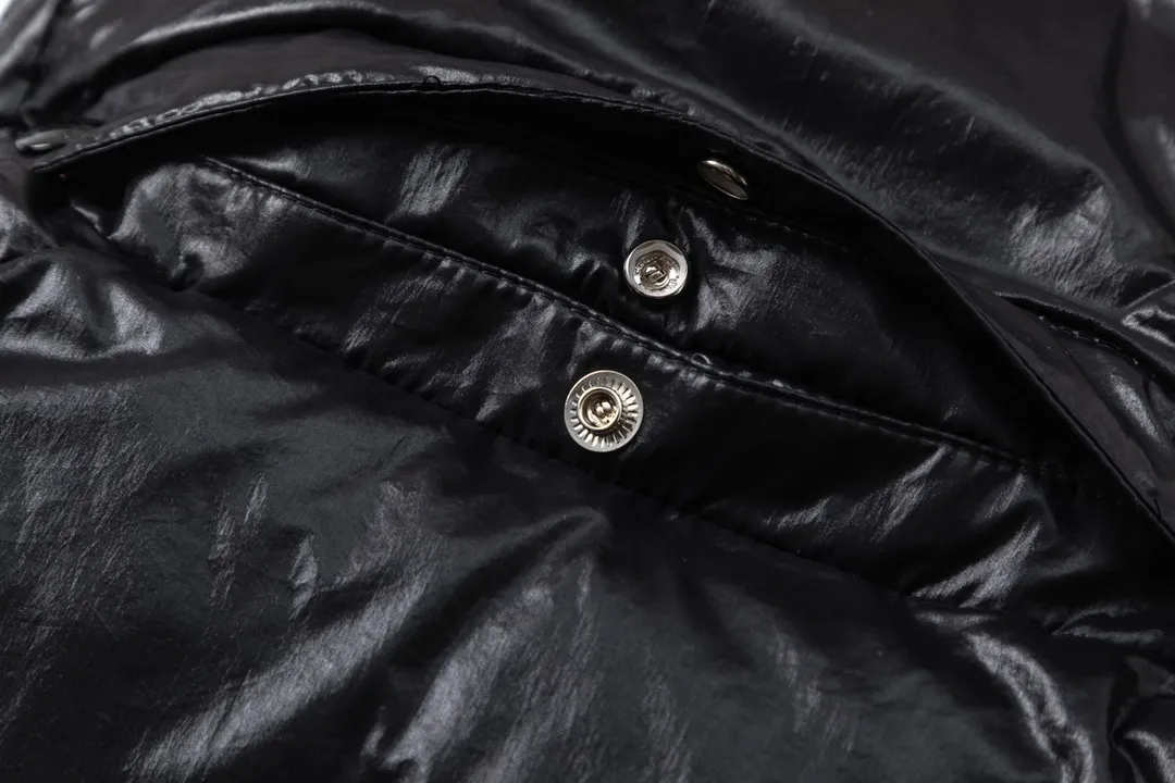 P720 with dust bag) Moncler/Moncler 23FW Maya 70th Anniversary Limited Down Jacket Moncler Maya classic shiny small label down jacket, the pockets on the cuffs are a perfect combination with the 70-week wool felt small label, the hood is removable. The fabric is customized to be the same as the original. The lacquered shiny fabric is the same as the original. It is filled with 90 white duck down, and the down filling is up to 400g. It has excellent thermal insulation effect and is a must-have in cold areas. Customized original accessories, complete with three labels, molded custom logo buttons Color: Black White Brown SIZE: 1 2 3 4 5