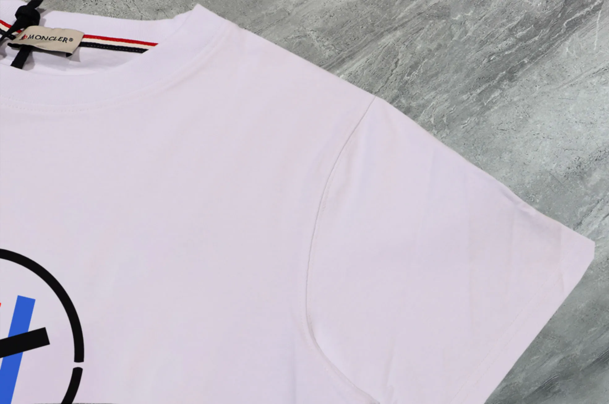 P140 💰Upgraded version "Mobile phone smart sensor ~ NFC chip armband ~ direct access to the official website for anti-counterfeiting" "Moncler ~ Mouth Mouth" 2025 new high-quality round neck short-sleeved T-shirt. The cuffs have imported embroidered labels. Customized dyeing, very comfortable to touch. Super versatile and good-looking short-sleeved. Complete with three labels. Non-market ordinary version. Feel free to compare. Quality is absolutely guaranteed! ‼ First of all, this original fabric is all custom-woven with 32-count double yarn fabric, 250G, and the weight is the same‼ Fine workmanship, double waistcoat method, double waistcoat method, double waistcoat method makes the whole dress more three-dimensional, which is not a craft that ordinary T-shirts can achieve🤪 Size: S-M-L-XL-2XL Color: black, white, apricot, same style for men and women