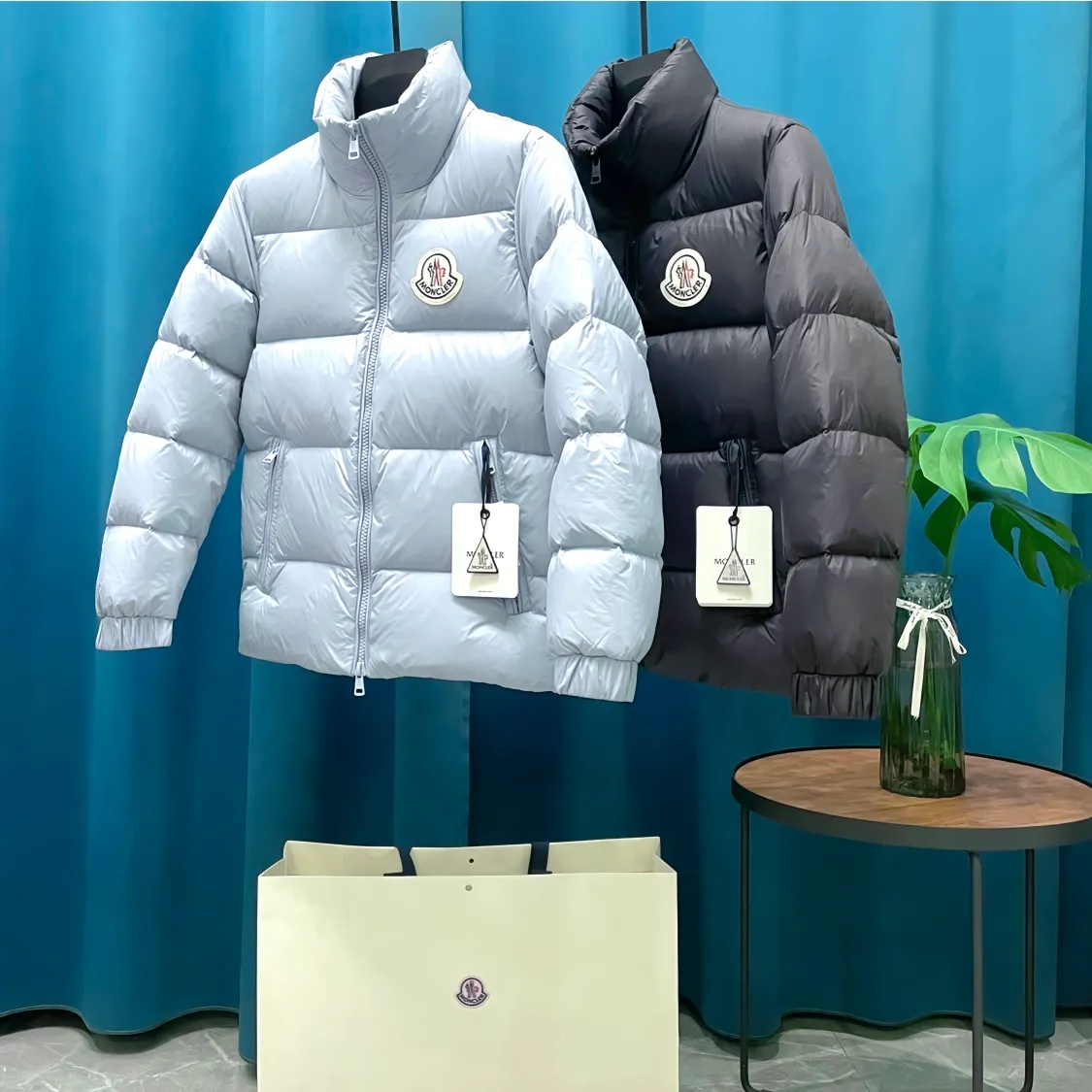 P860 Moncler➡️Mountain Mouth New Style🦢Goose Down Stand Collar Down Jacket, Jacket Jacket, Same Style for Men and Women MONCLER Moncler Meng Mouth Bursting Street New Product Design, Fashionable and Versatile, Comfortable, Breathable, Mouth Down Jacket~Supports NFC chip sensor. Available simultaneously on the official website! This down jacket has a great sense of design and looks. You can buy it directly due to quality control. It’s a high-end product that you can’t go wrong with! Simple and elegant design ~ and engraved with the brand's 1ogo letters ~ the overall design makes this dress unique! It is made of imported technical fabrics and is filled with 90% white goose down. The texture and shape of the fabric are exquisite. You can feel its strong aura through the detailed pictures. It also has superior handsomeness and thermal insulation performance. It can be easily worn in various occasions! With polythermal insulation, you don’t have to worry about a little chill! The placket is designed with a leather zipper, which is both fashionable and functional. It not only highlights the shape but also keeps warm. The leather pocket design makes the whole style more luxurious!