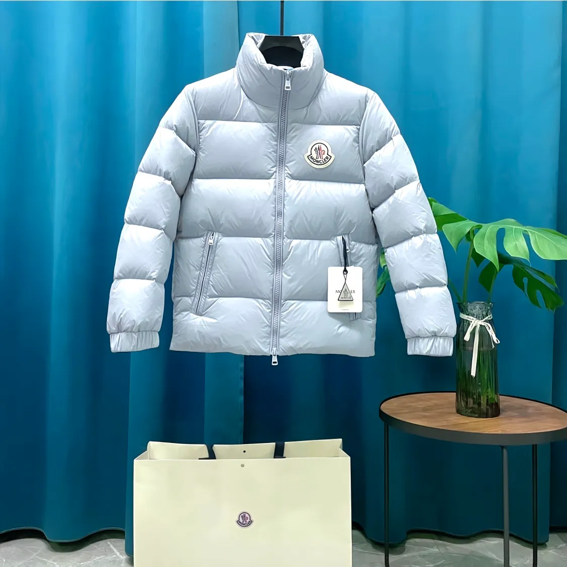 P860 Moncler➡️Mountain Mouth New Style🦢Goose Down Stand Collar Down Jacket, Jacket Jacket, Same Style for Men and Women MONCLER Moncler Meng Mouth Bursting Street New Product Design, Fashionable and Versatile, Comfortable, Breathable, Mouth Down Jacket~Supports NFC chip sensor. Available simultaneously on the official website! This down jacket has a great sense of design and looks. You can buy it directly due to quality control. It’s a high-end product that you can’t go wrong with! Simple and elegant design ~ and engraved with the brand's 1ogo letters ~ the overall design makes this dress unique! It is made of imported technical fabrics and is filled with 90% white goose down. The texture and shape of the fabric are exquisite. You can feel its strong aura through the detailed pictures. It also has superior handsomeness and thermal insulation performance. It can be easily worn in various occasions! With polythermal insulation, you don’t have to worry about a little chill! The placket is designed with a leather zipper, which is both fashionable and functional. It not only highlights the shape but also keeps warm. The leather pocket design makes the whole style more luxurious!