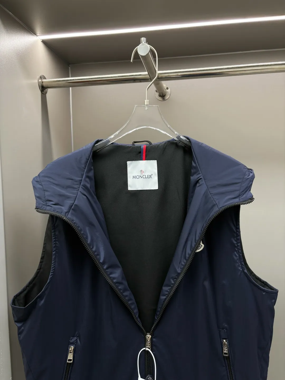 P490 Moncler new letter cotton vest original fabric original accessories official same style Made of imported polyester fabric, customized fabric dyed in the same vat. Very comfortable and smooth to the touch. Very wide and stylish. Will not deform after long-term wear. Produced by a first-line brand factory. The label is full and textured. The latest style for autumn and winter. Fashionable and personalized. Super versatile and good-looking. Very suitable for both men and women. A must-have for everyone. Color: Black Royal Blue Size: L-4XL