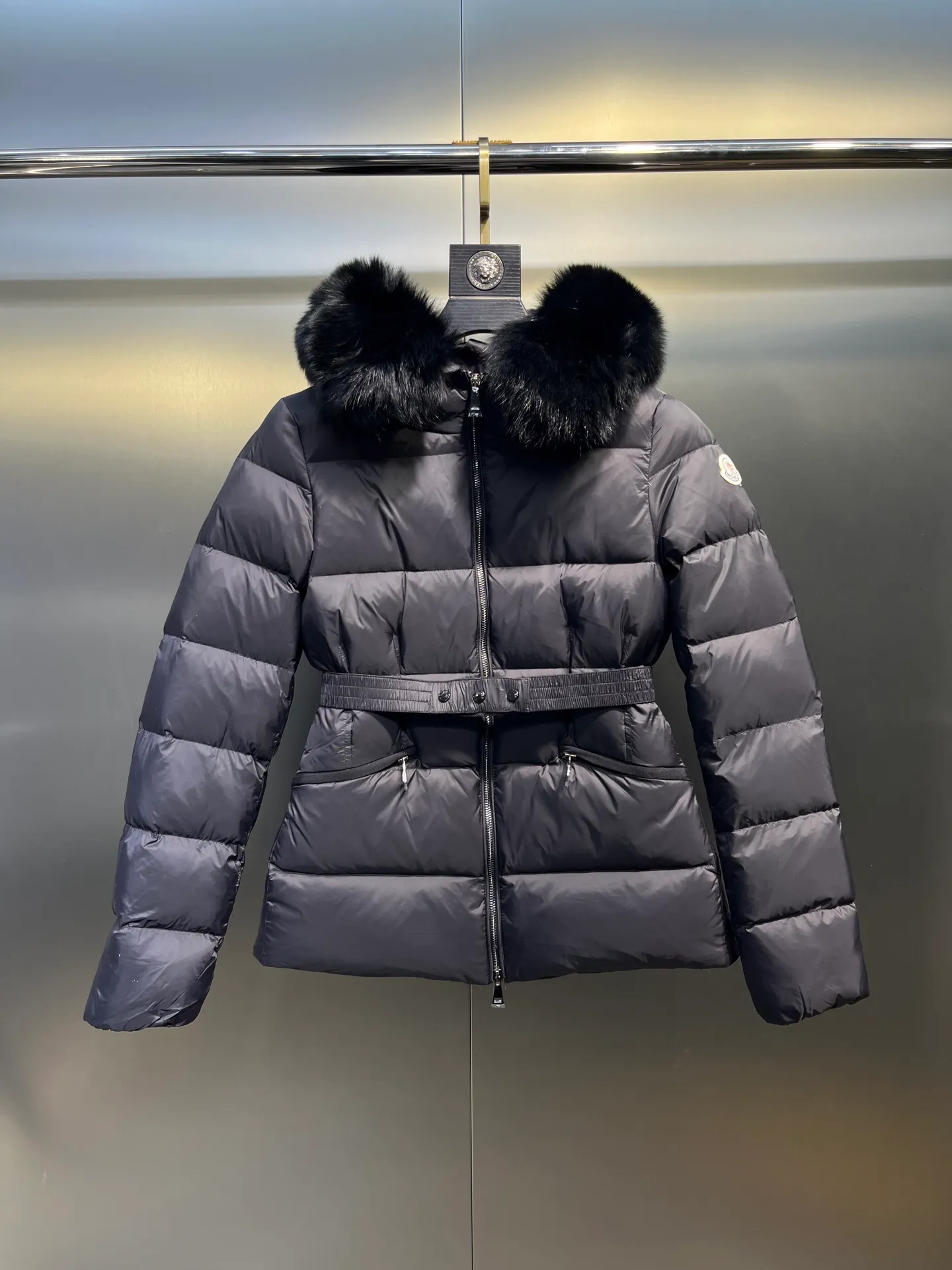 P980 𝐌𝐎𝐍𝐂𝐋𝐄𝐑🌟Moushed BOED series Autumn and winter new type of muffled hooded down jacket with fur collar and waistband. The slim fit highlights the temperament of this down jacket. There is no fluffy and bloated feeling, and it is light and neat. Such good products are hard to come by. Every detail is worth your time to explore, and this one is not picky at all. size: 1234