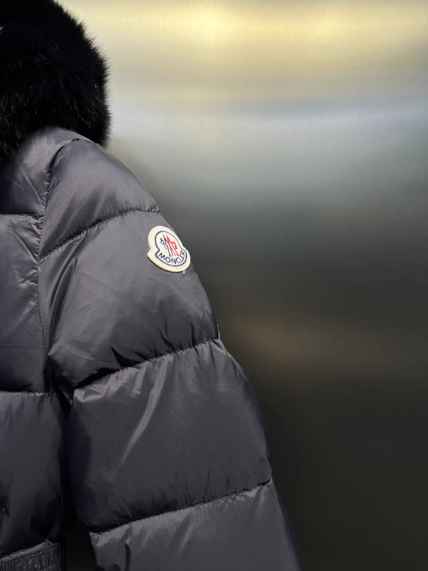 P980 𝐌𝐎𝐍𝐂𝐋𝐄𝐑🌟Moushed BOED series Autumn and winter new type of muffled hooded down jacket with fur collar and waistband. The slim fit highlights the temperament of this down jacket. There is no fluffy and bloated feeling, and it is light and neat. Such good products are hard to come by. Every detail is worth your time to explore, and this one is not picky at all. size: 1234