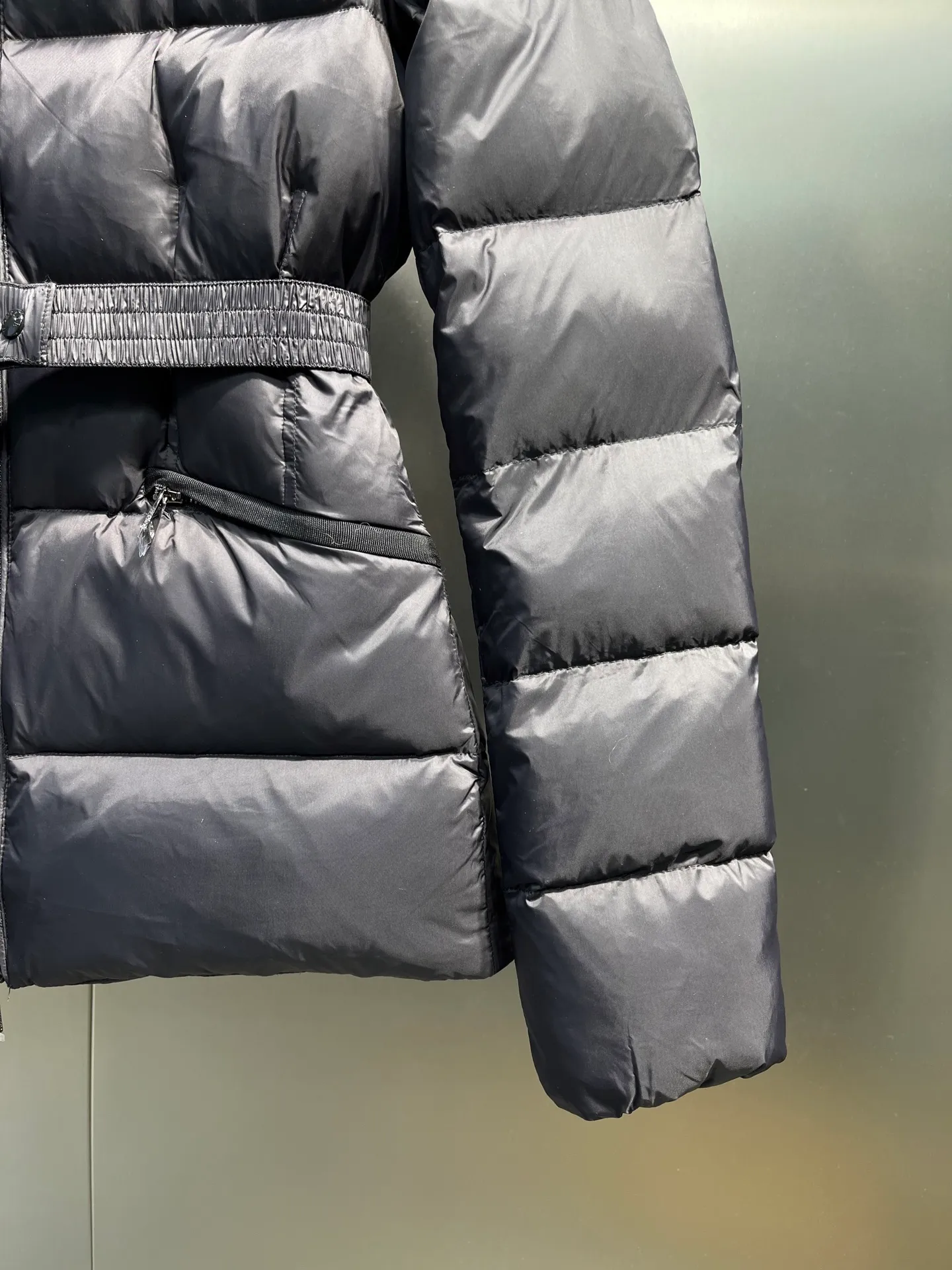 P980 𝐌𝐎𝐍𝐂𝐋𝐄𝐑🌟Moushed BOED series Autumn and winter new type of muffled hooded down jacket with fur collar and waistband. The slim fit highlights the temperament of this down jacket. There is no fluffy and bloated feeling, and it is light and neat. Such good products are hard to come by. Every detail is worth your time to explore, and this one is not picky at all. size: 1234